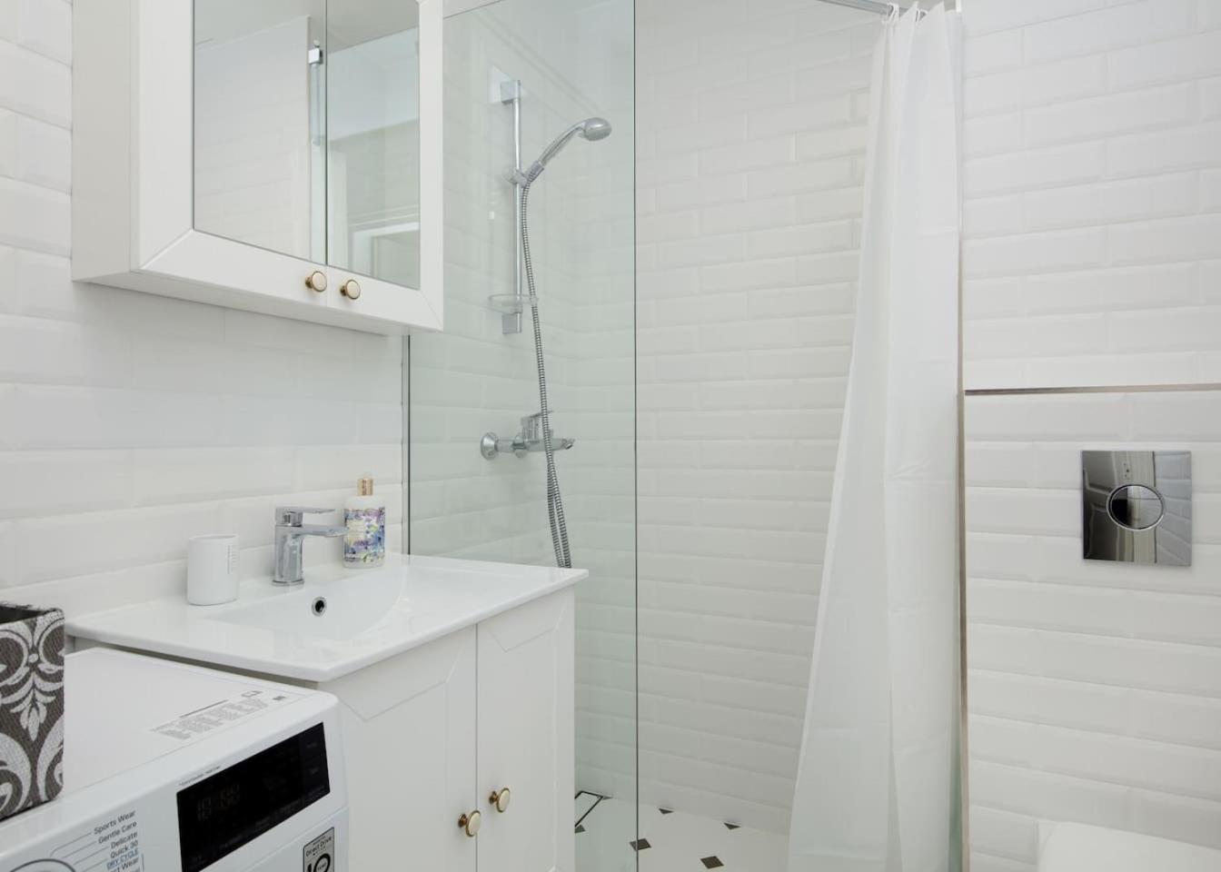 One-Bedroom Apartment - Photo 2