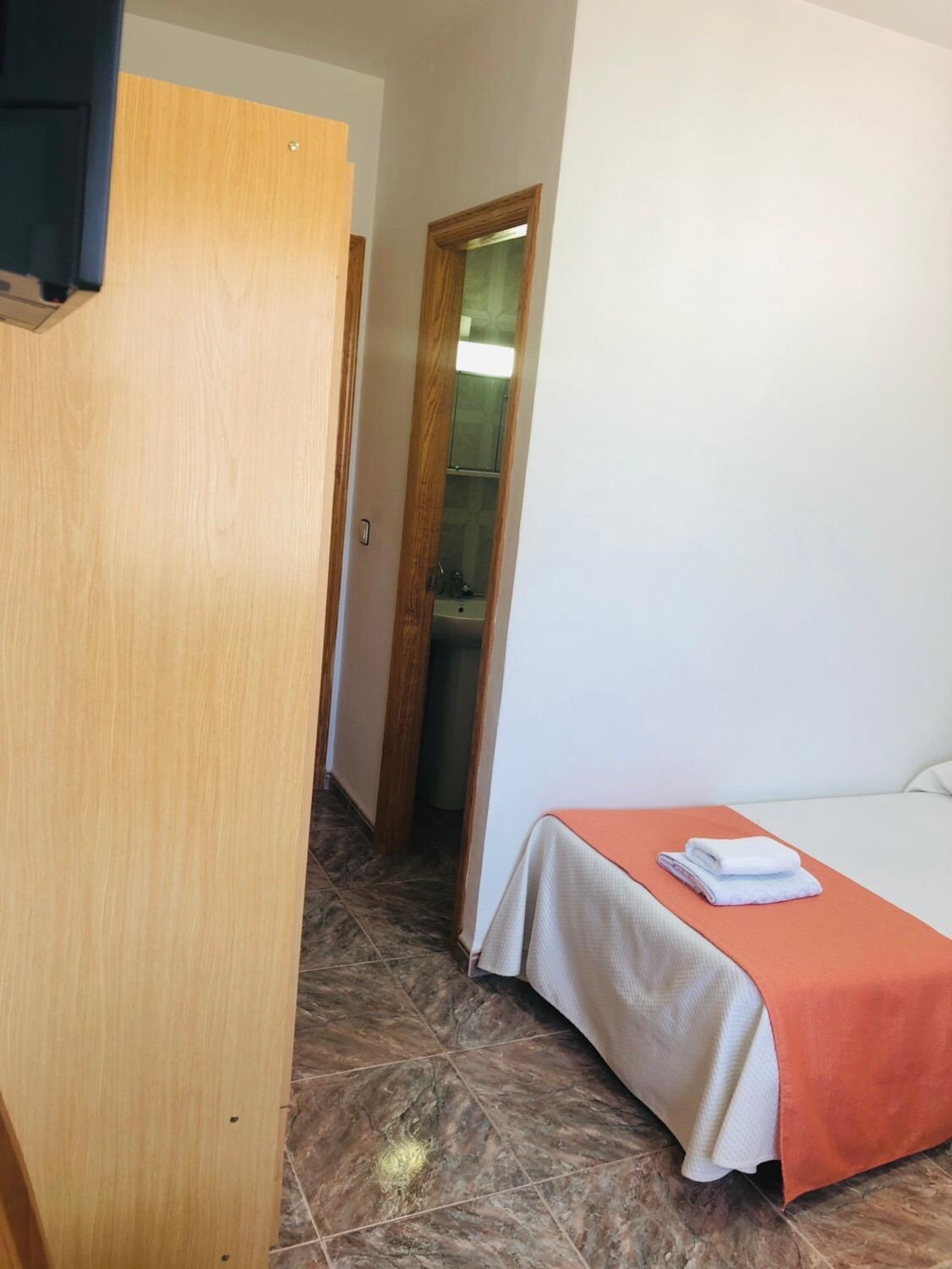 Twin Room - Photo 10