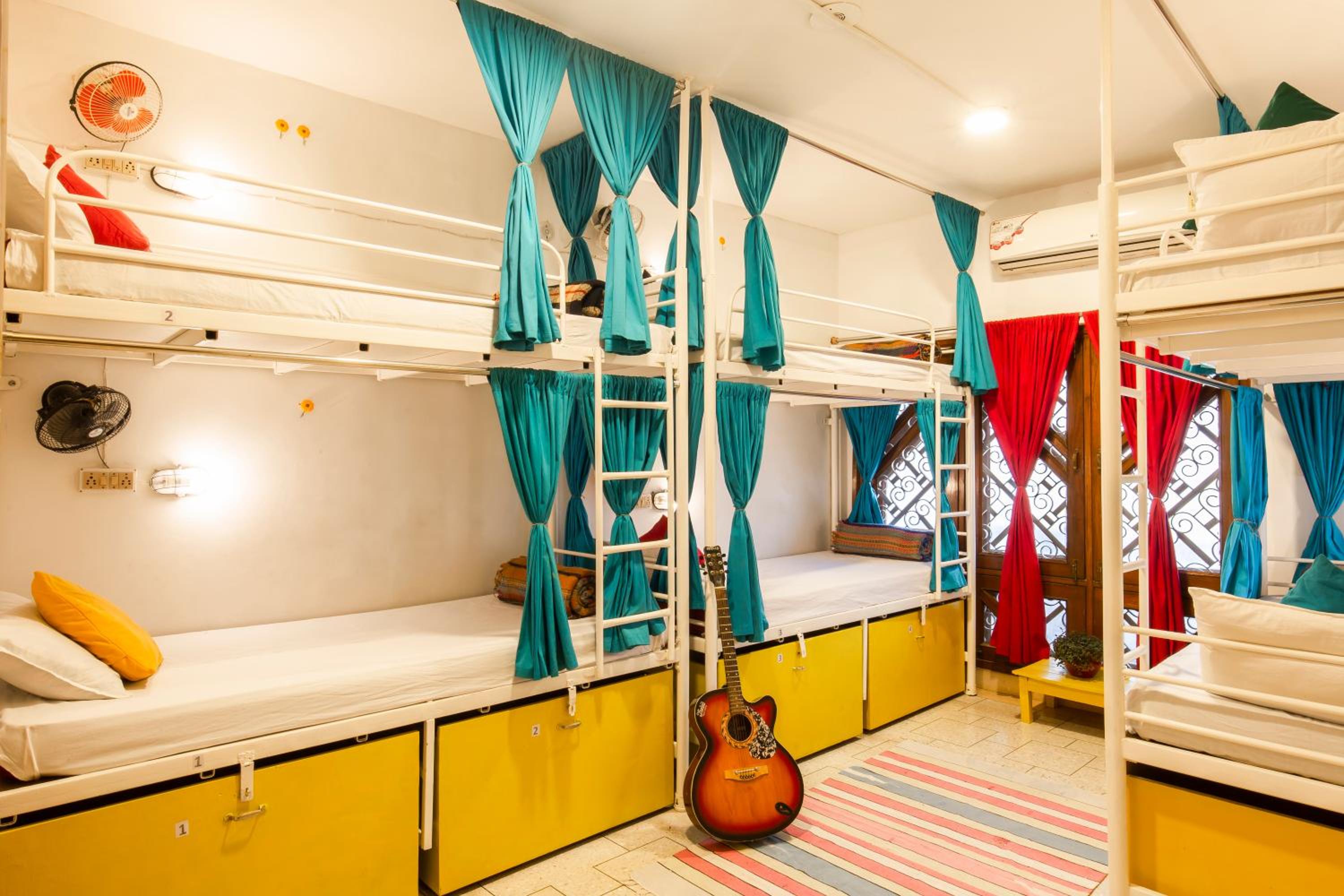 Bed in 6 Bed Mixed AC Dormitory Room with Ensuite Bathroom photo 3