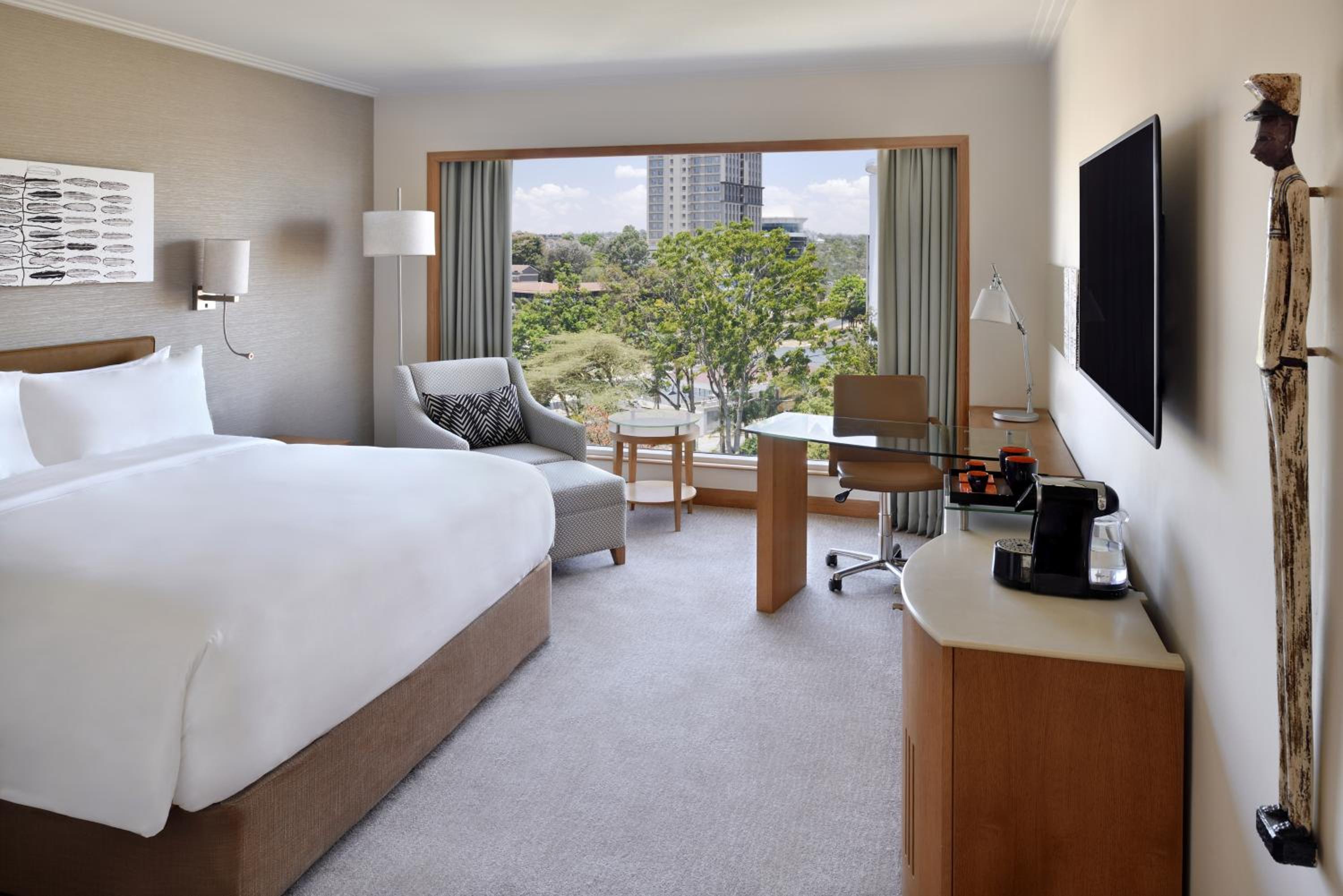 Executive, Concierge level, Guest room, 1 King, City view - Photo 1