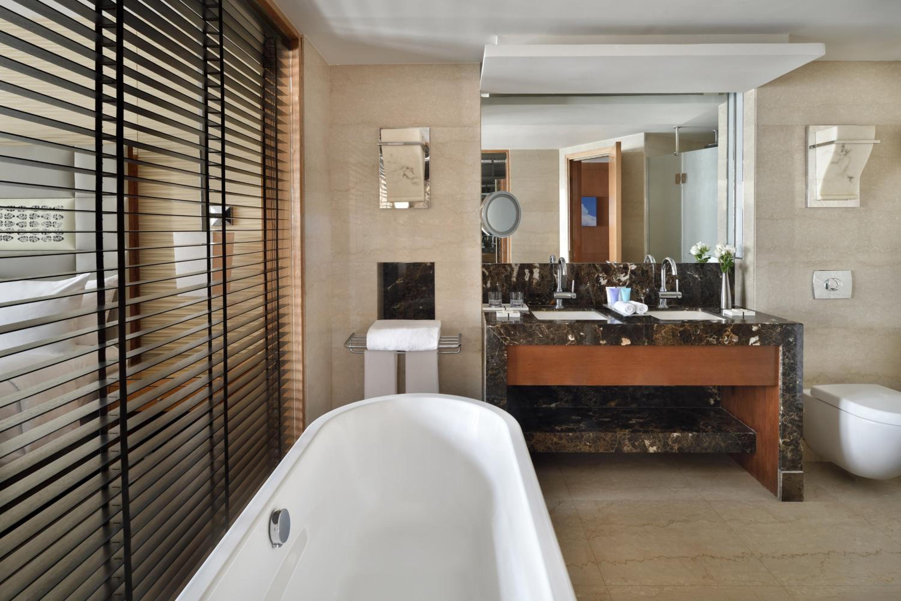 Junior Suite, Executive lounge access, Junior Suite, 1 King - Photo 3