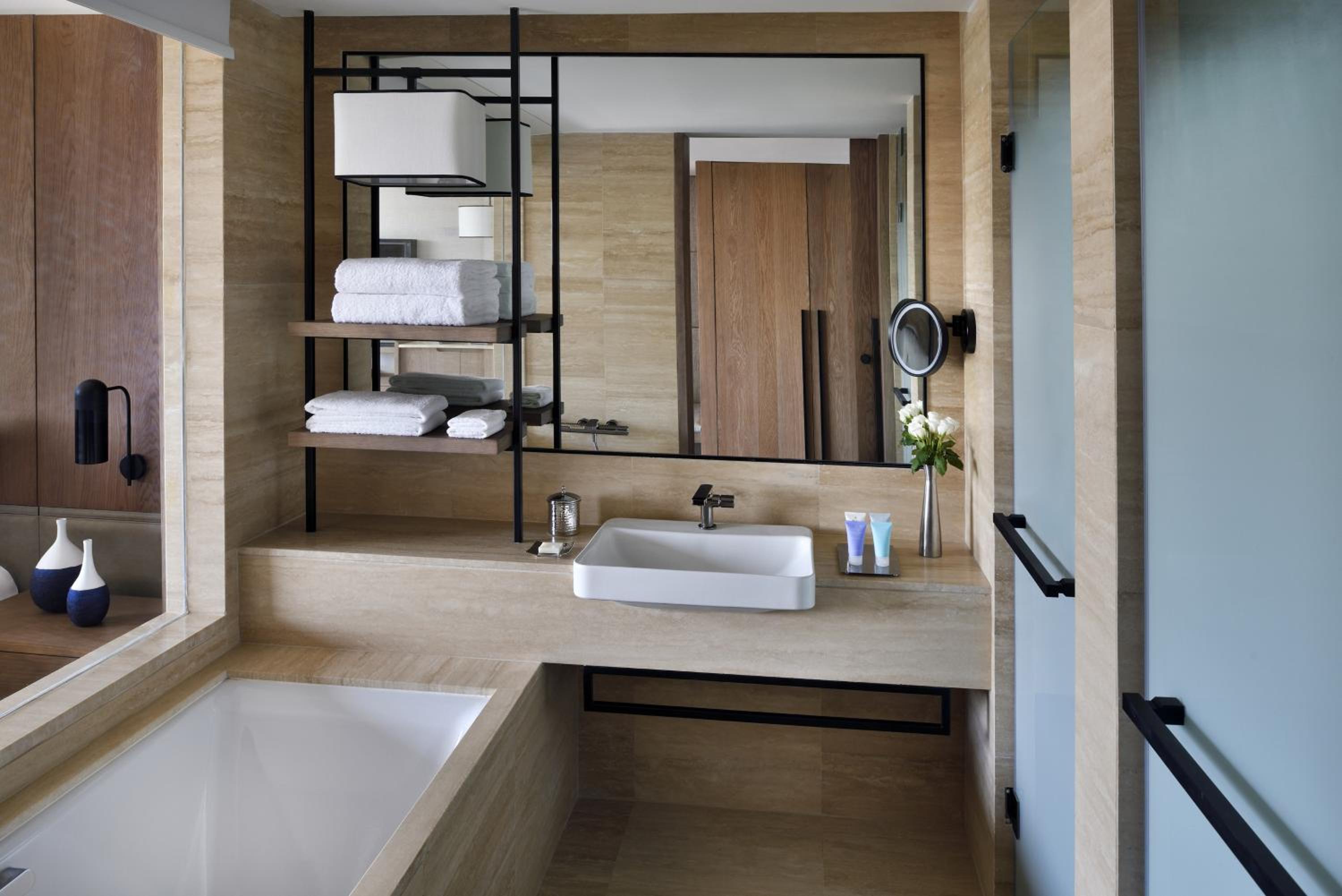 Sankara Executive Room, Executive lounge access, 1 King - Photo 2