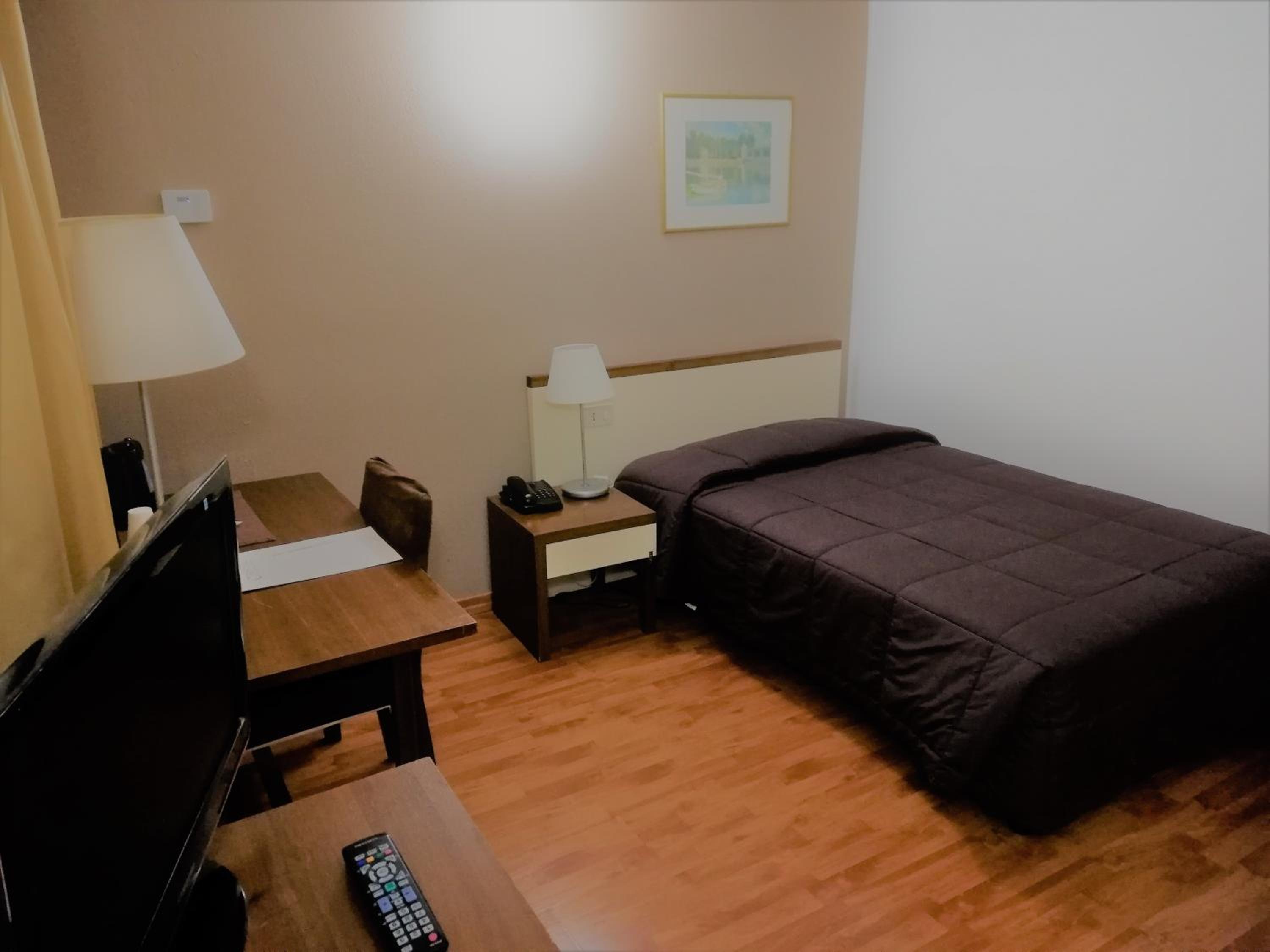 Standard Single Room thumbnail 5