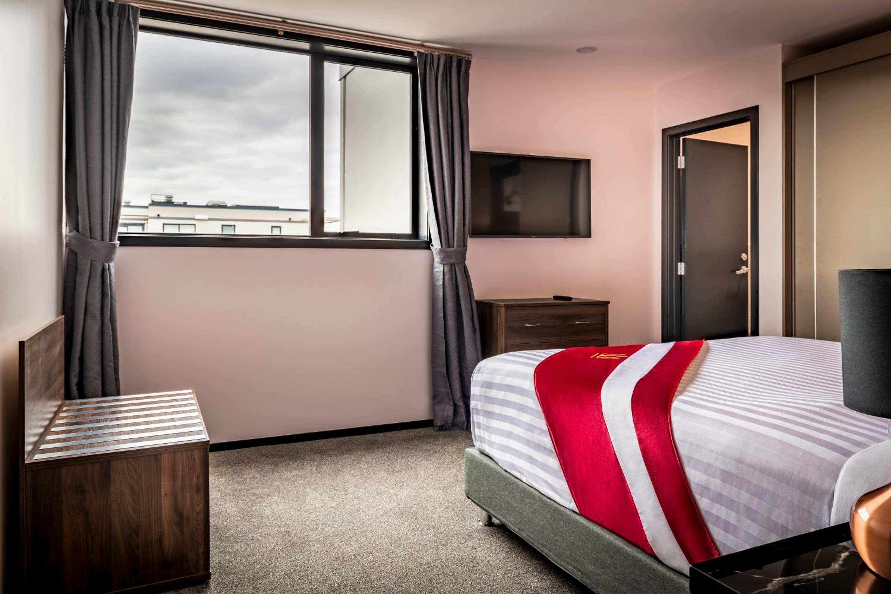 Two Bedroom Suite with Two Bathrooms thumbnail 5