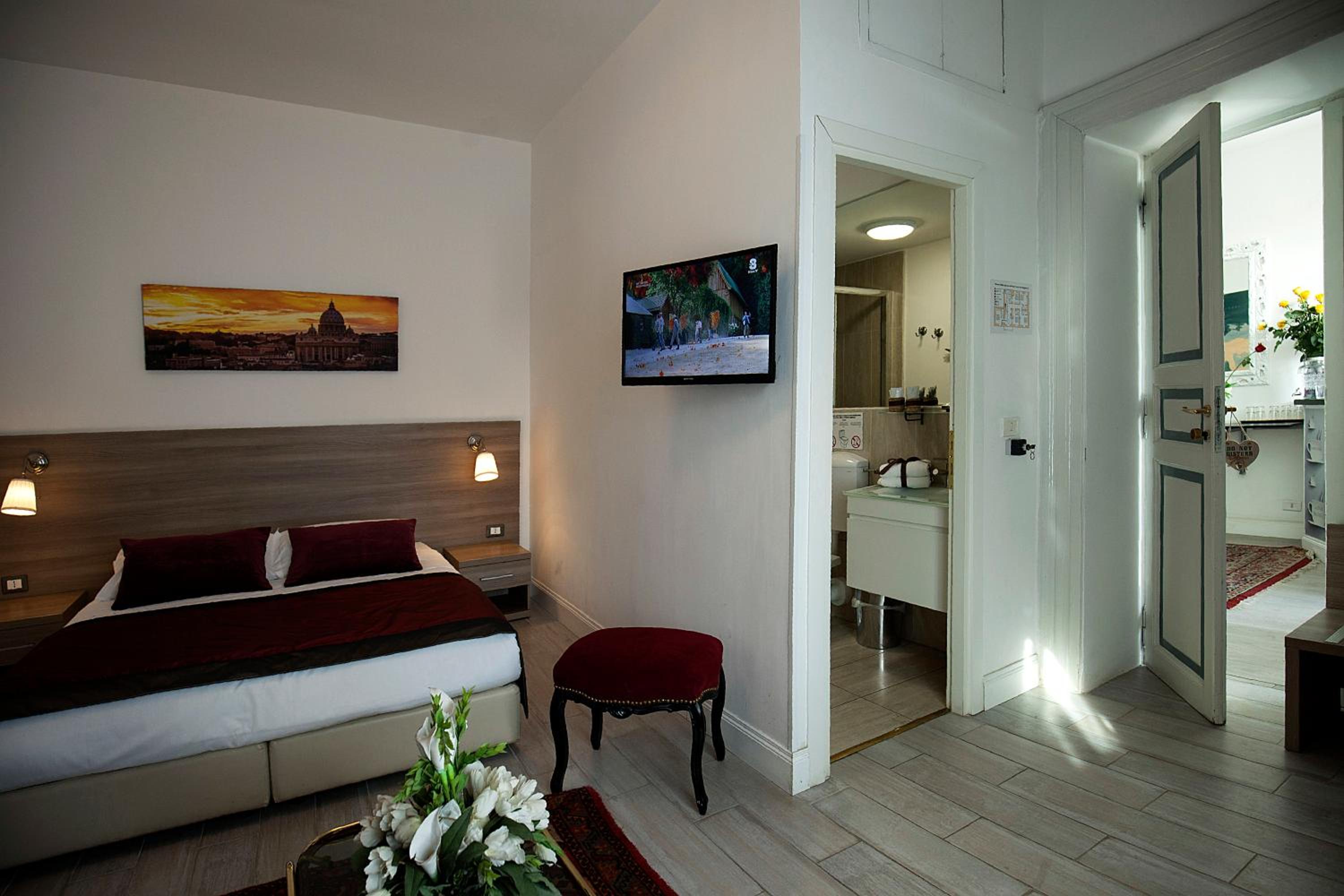 Apartment with Balcony photo 3