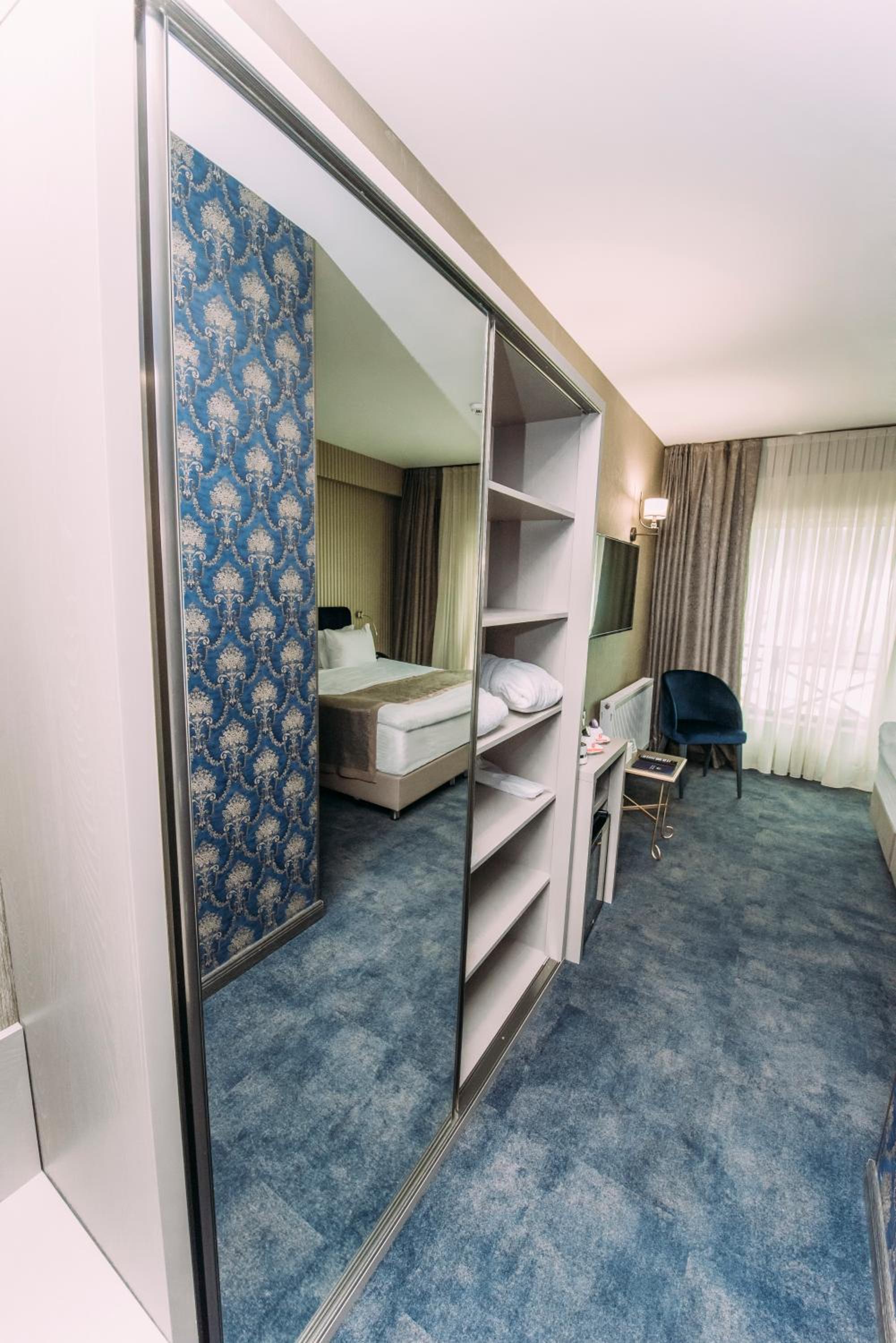 Deluxe King Room - Photo 12