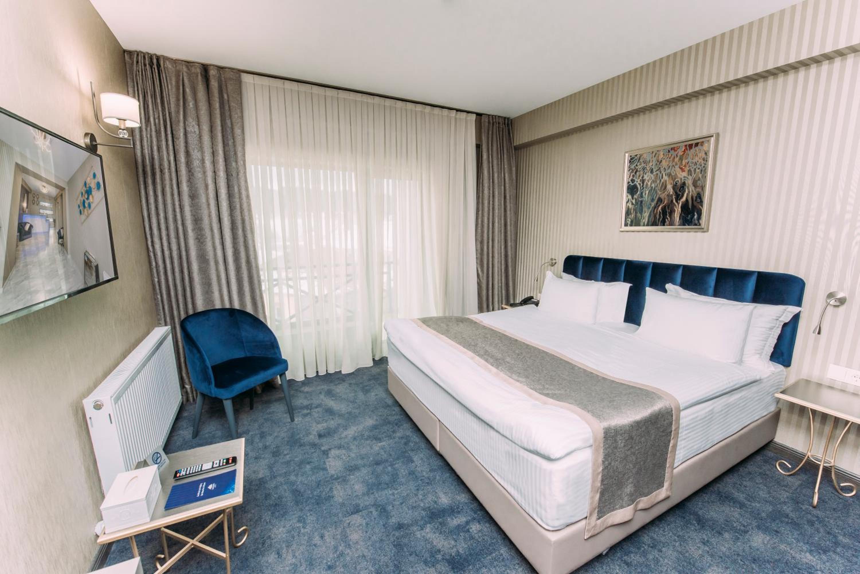 Deluxe King Room - Photo 8