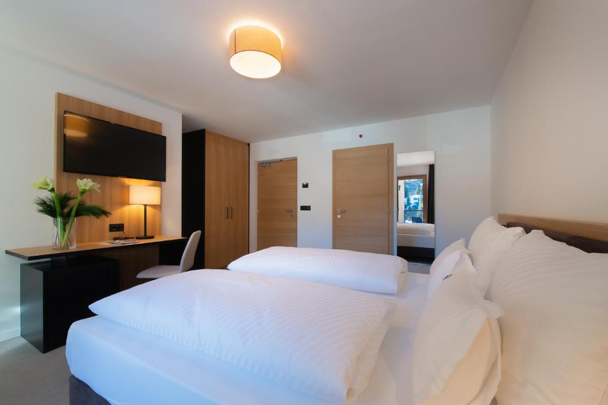 Double or Twin Room with Balcony photo 2