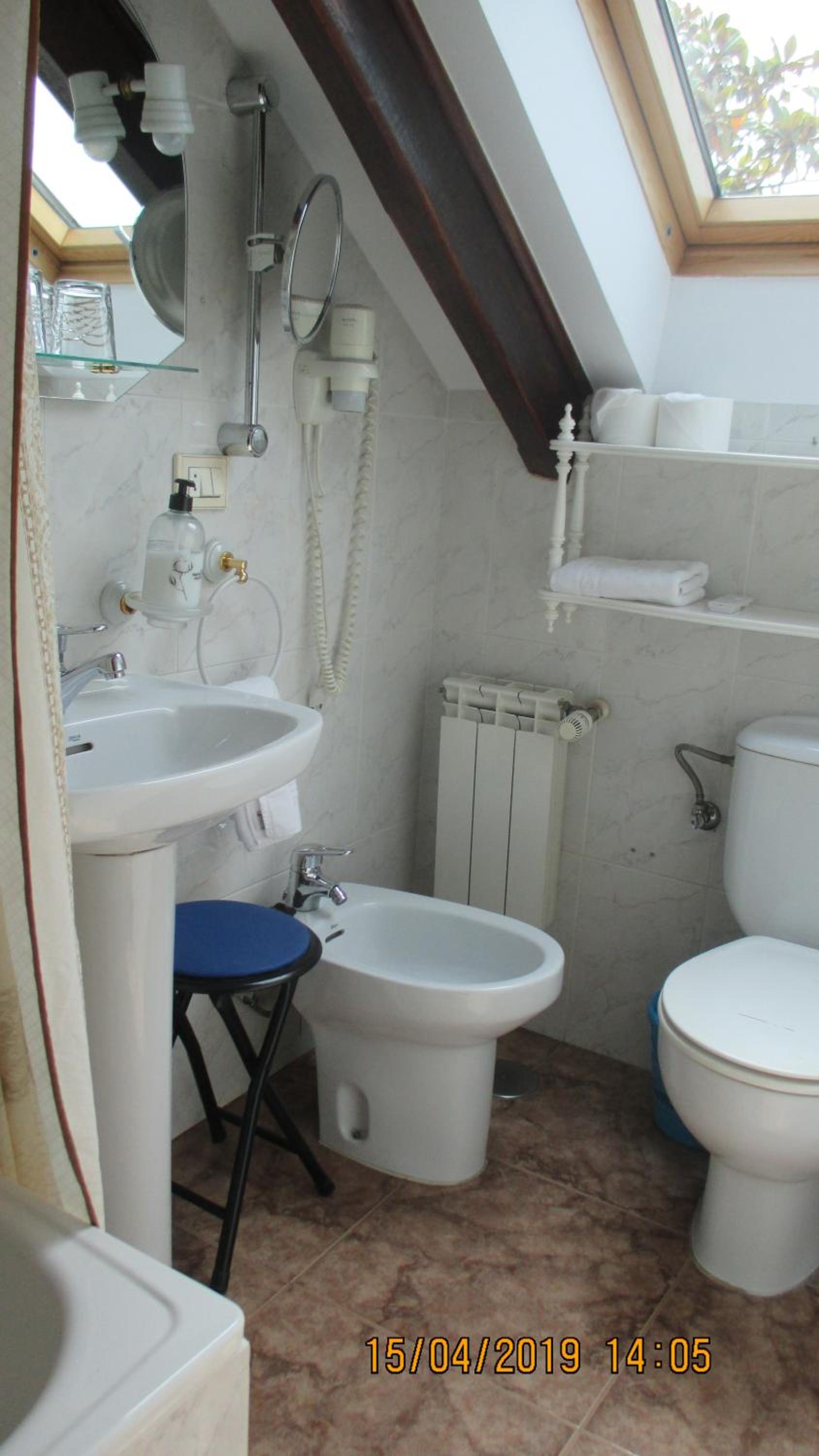 Single Room with Private Bathroom and Parking Included photo 3