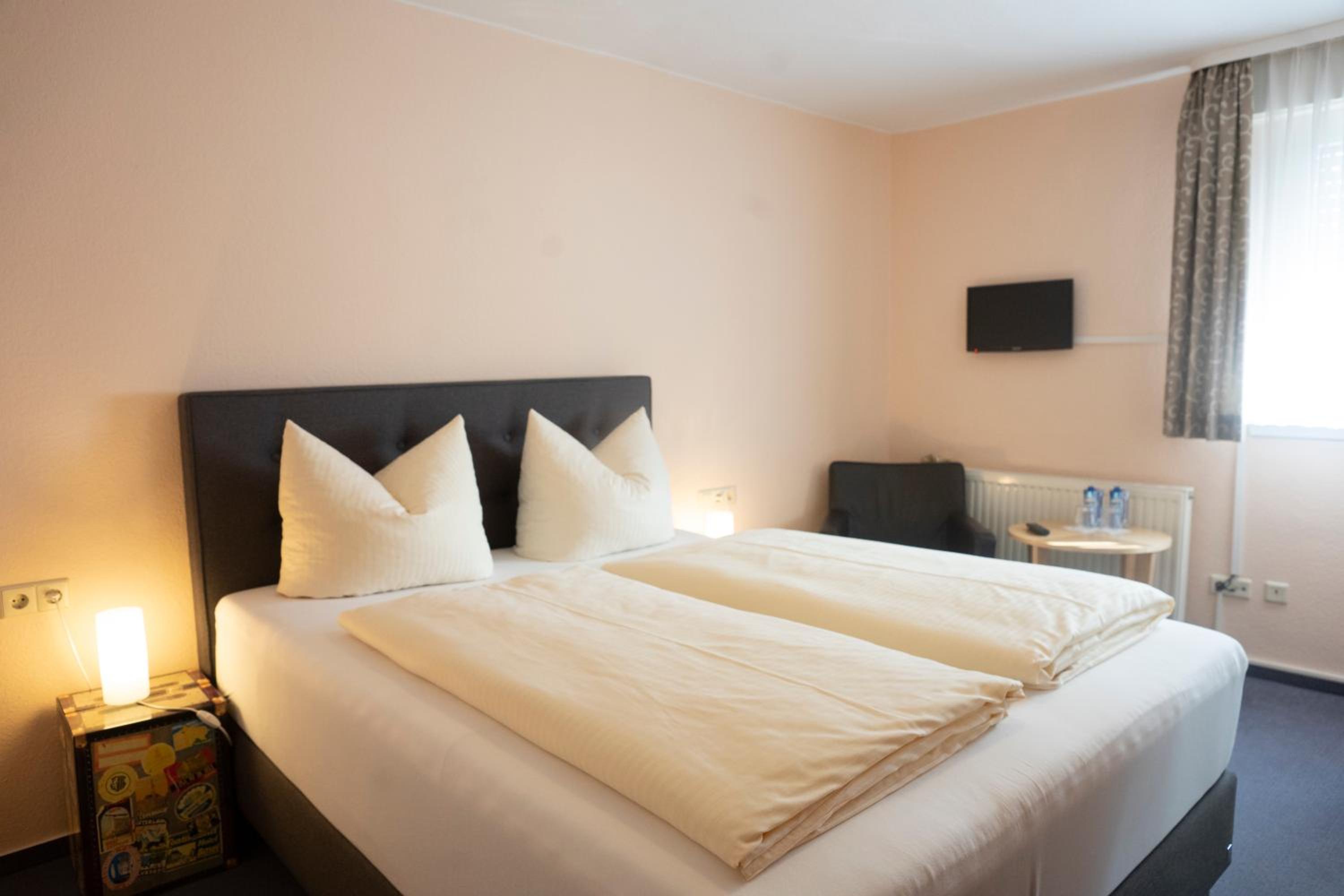 Small Double Room - Photo 6