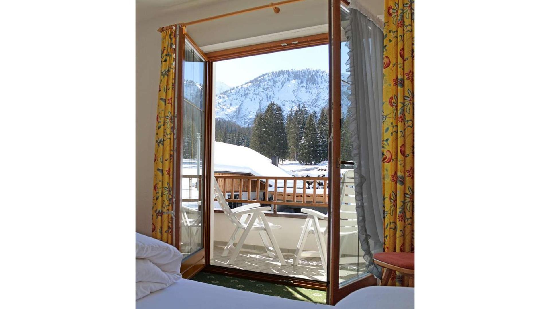 Superior Double or Twin Room with Mountain View photo 3