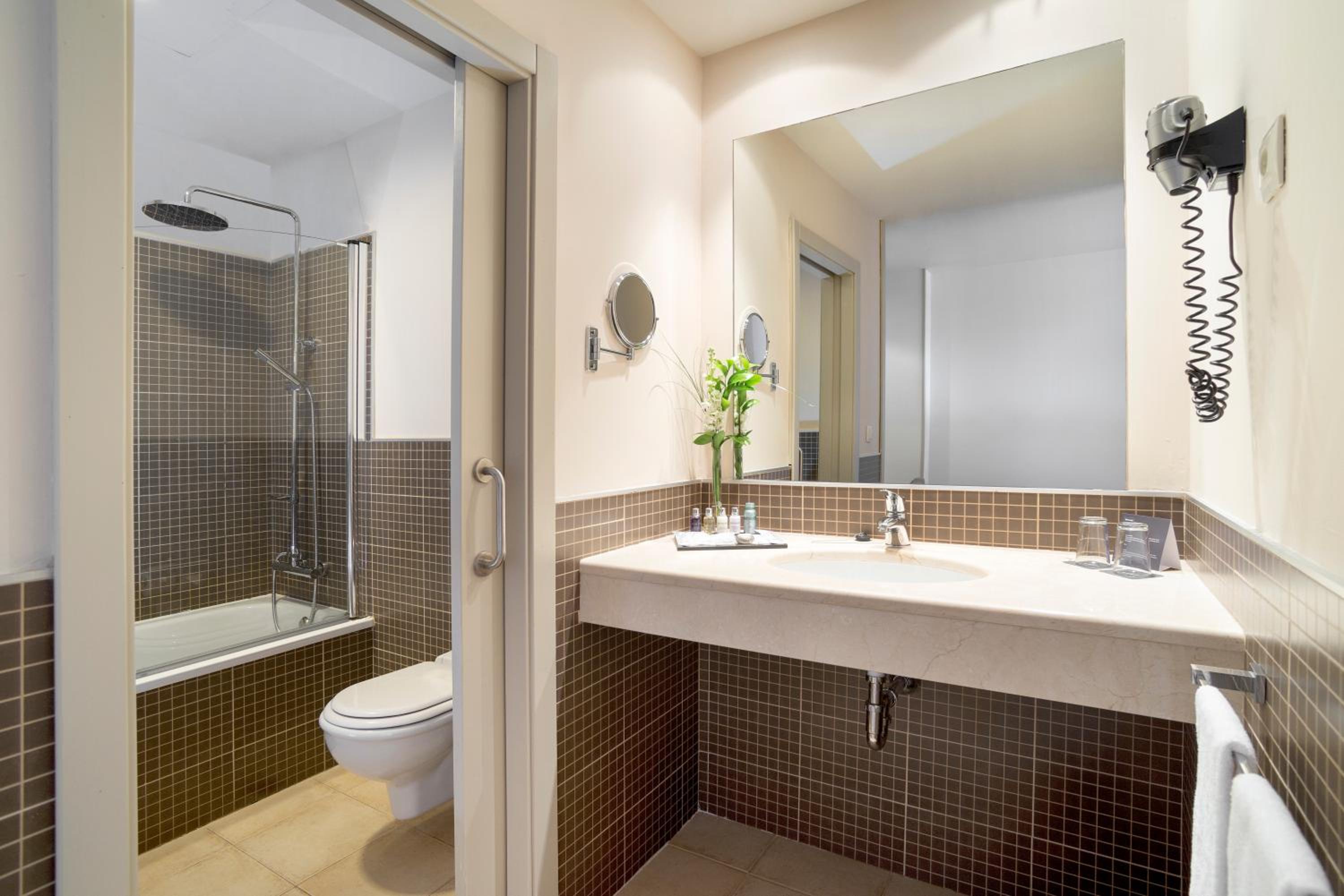 Superior Double Room (2 Adults + 1 Child) - Photo 7