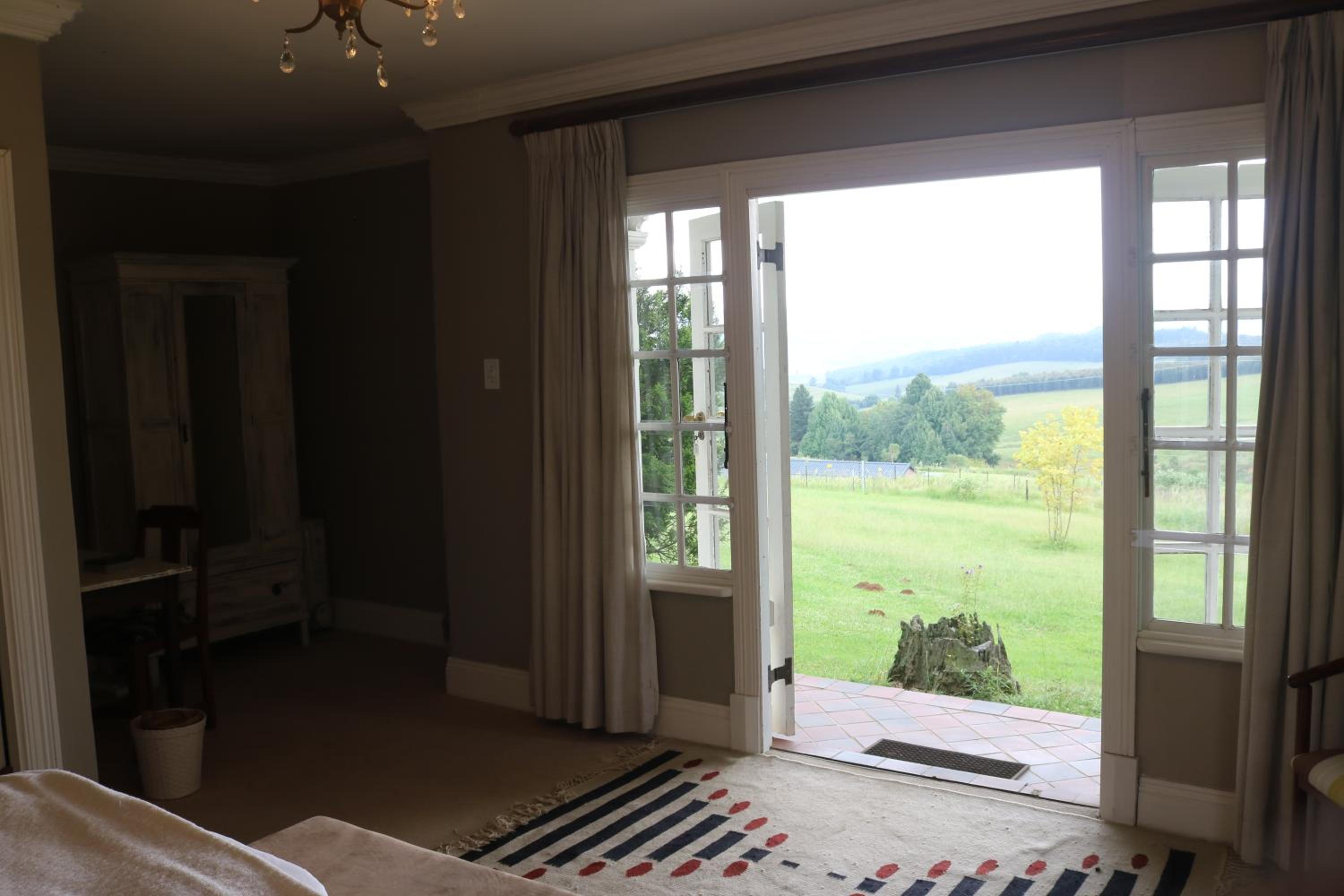 Cottage With Garden View - Neutral Room photo 3