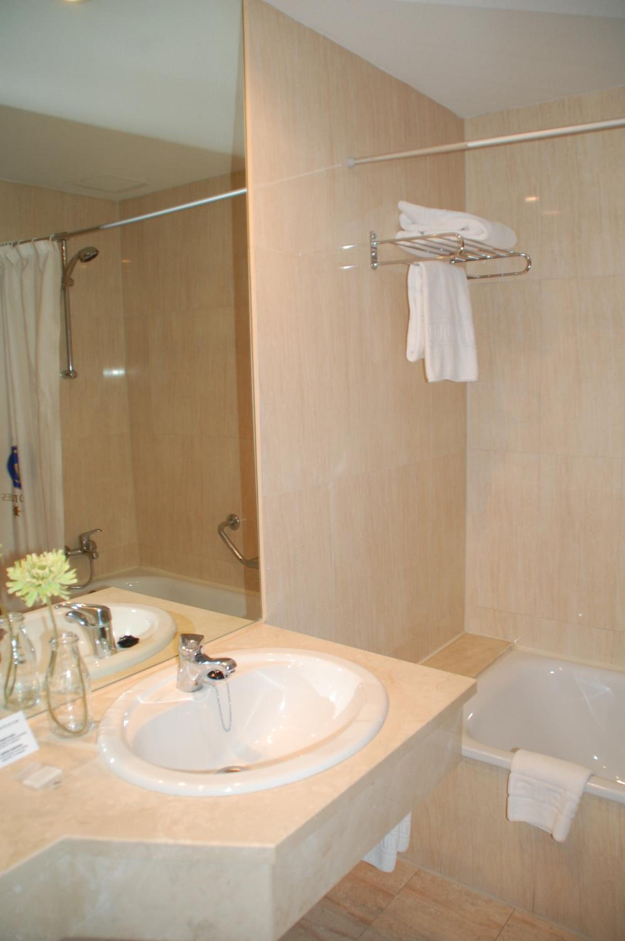 Twin Room - Photo 2