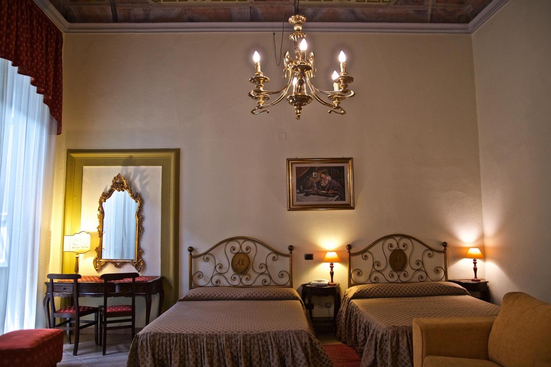 Deluxe Suite - Photo 11