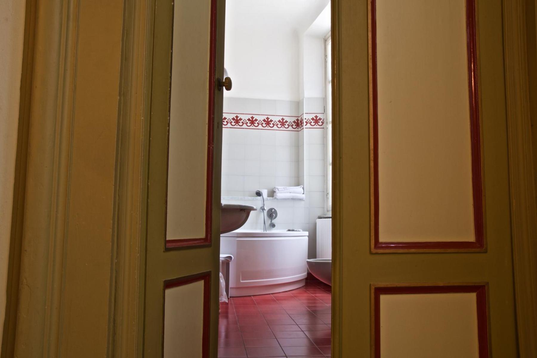 Deluxe Suite - Photo 7
