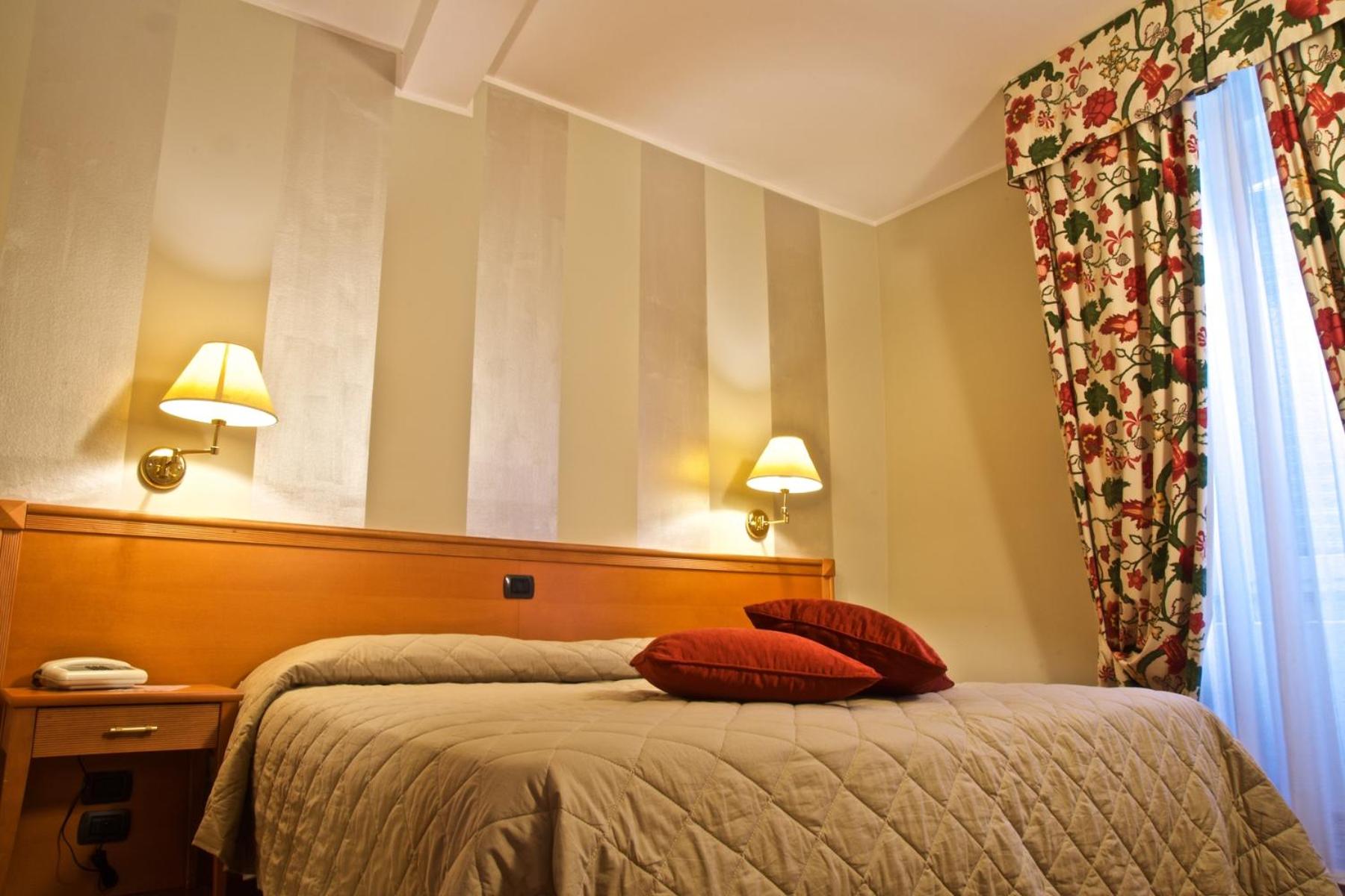 Superior Double or Twin Room - Photo 9