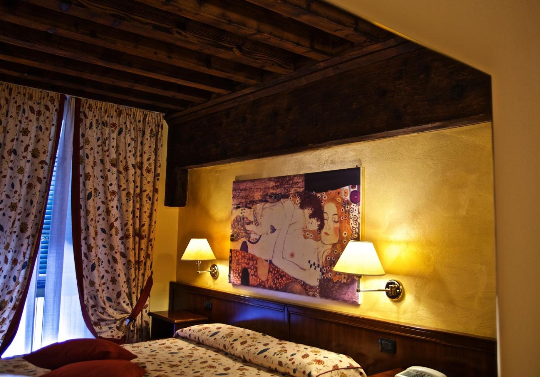 Superior Double or Twin Room - Photo 16