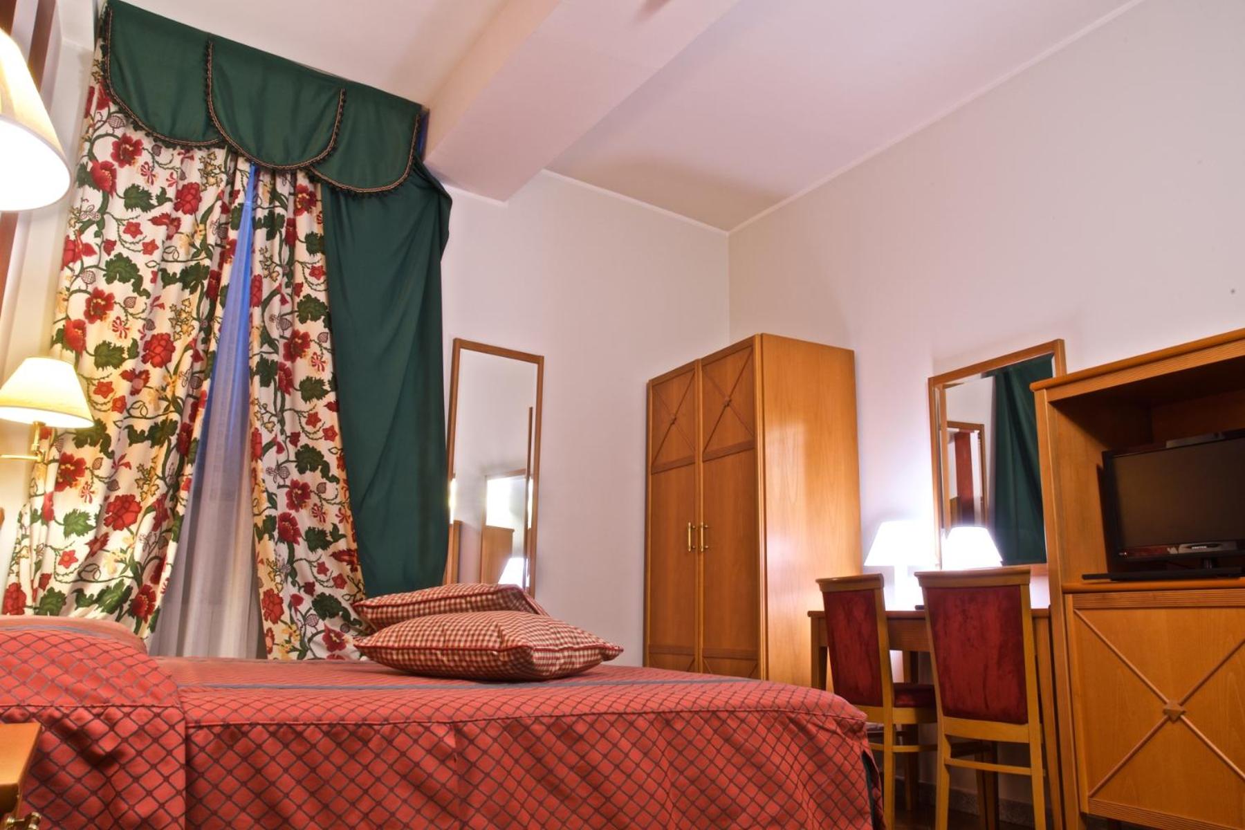 Classic Double or Twin Room - Photo 8