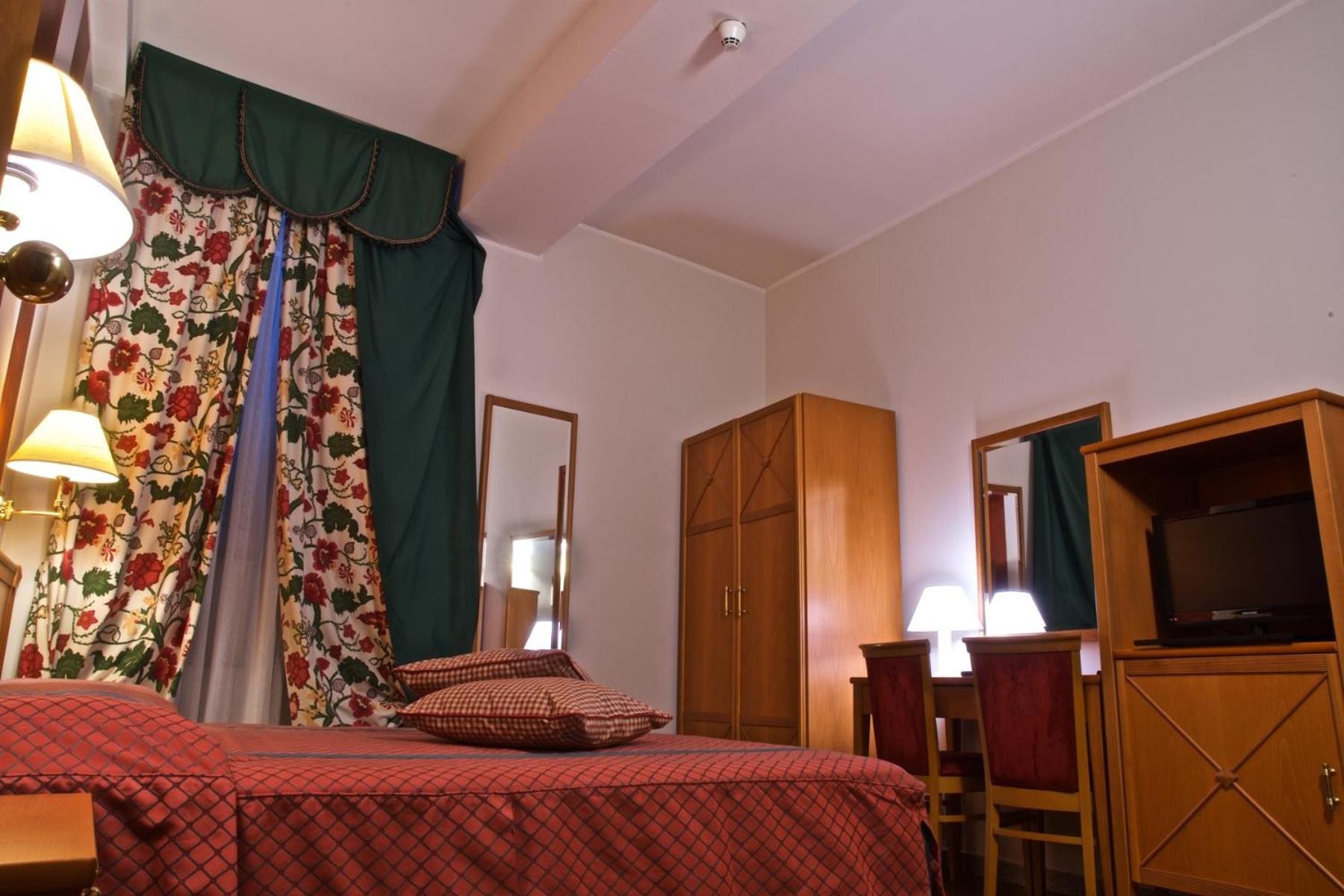 Classic Double or Twin Room - Photo 19