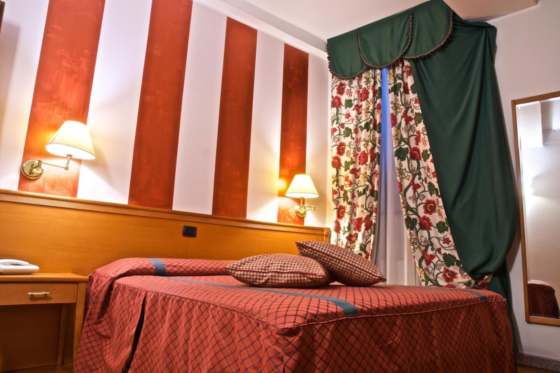 Classic Double or Twin Room - Photo 18