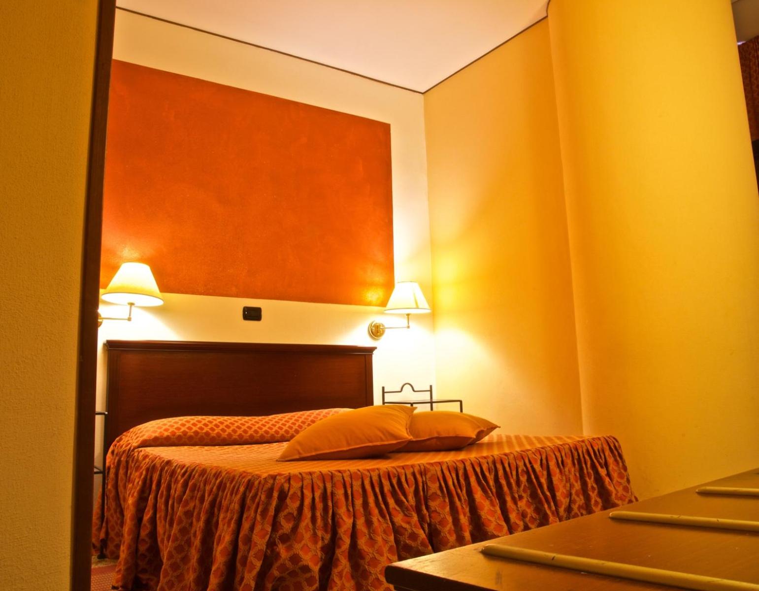 Classic Double or Twin Room - Photo 6