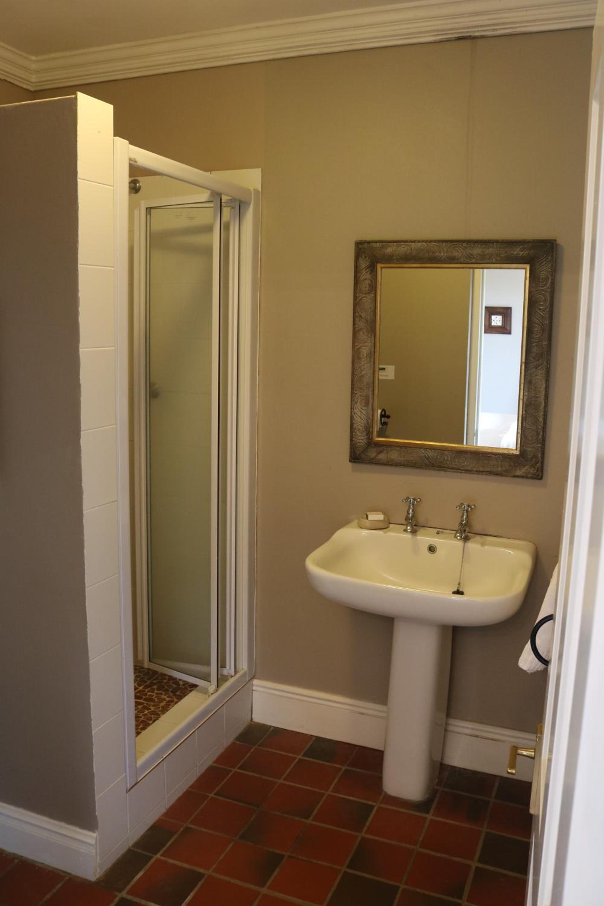Cottage With Garden View - Neutral Room photo 2