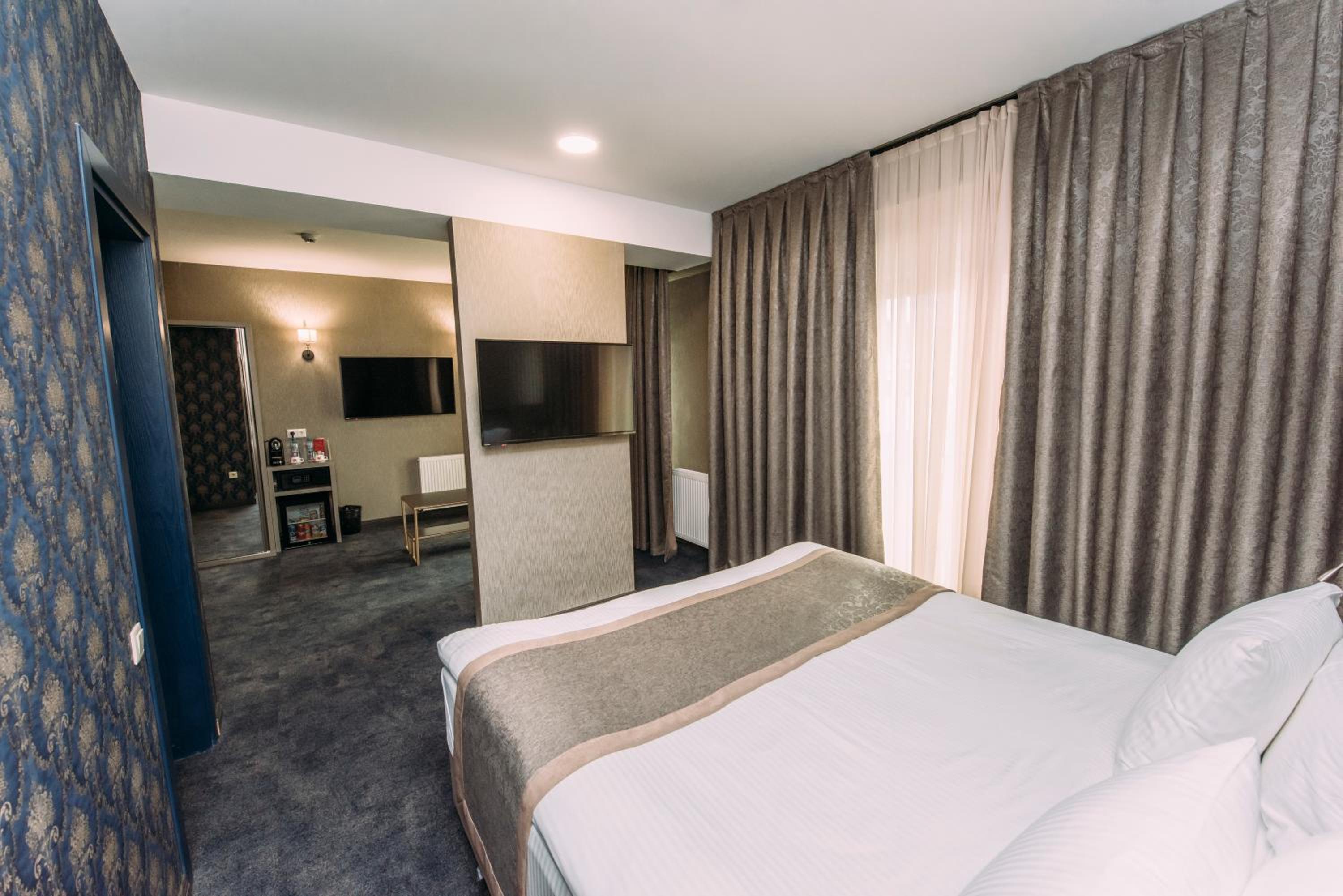 Superior Suite - Photo 16