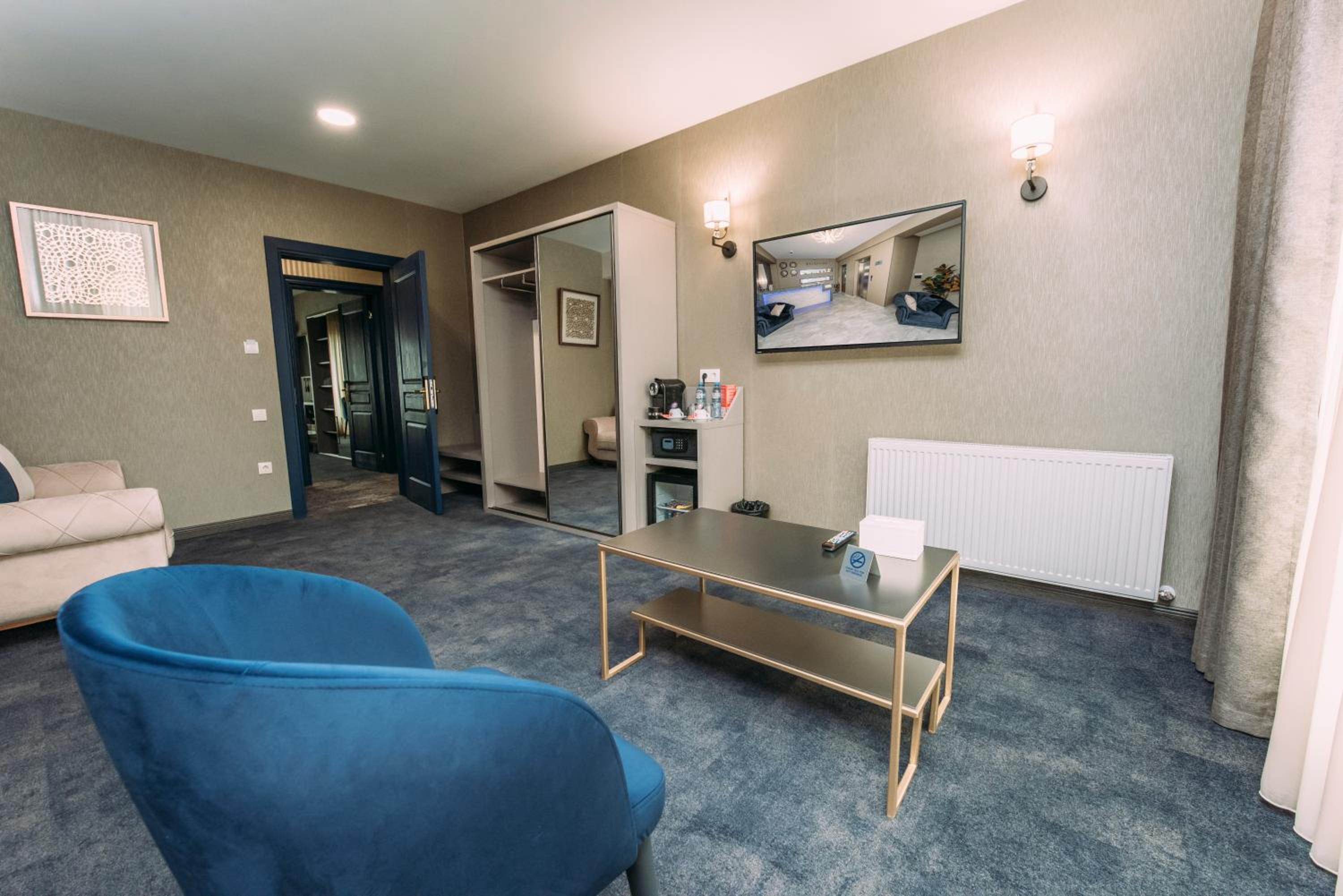 Superior Suite - Photo 14
