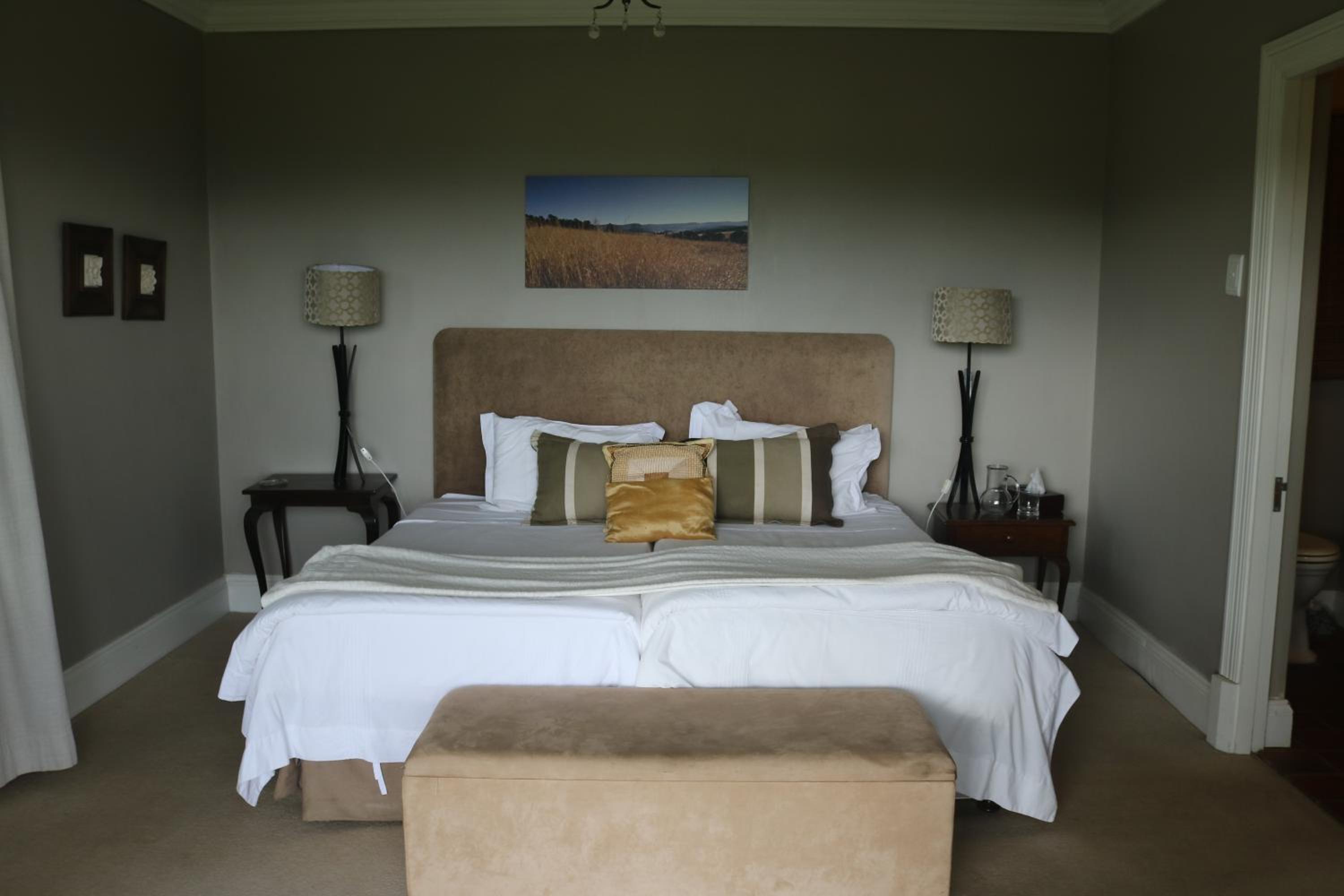 Cottage With Garden View - Neutral Room photo 1
