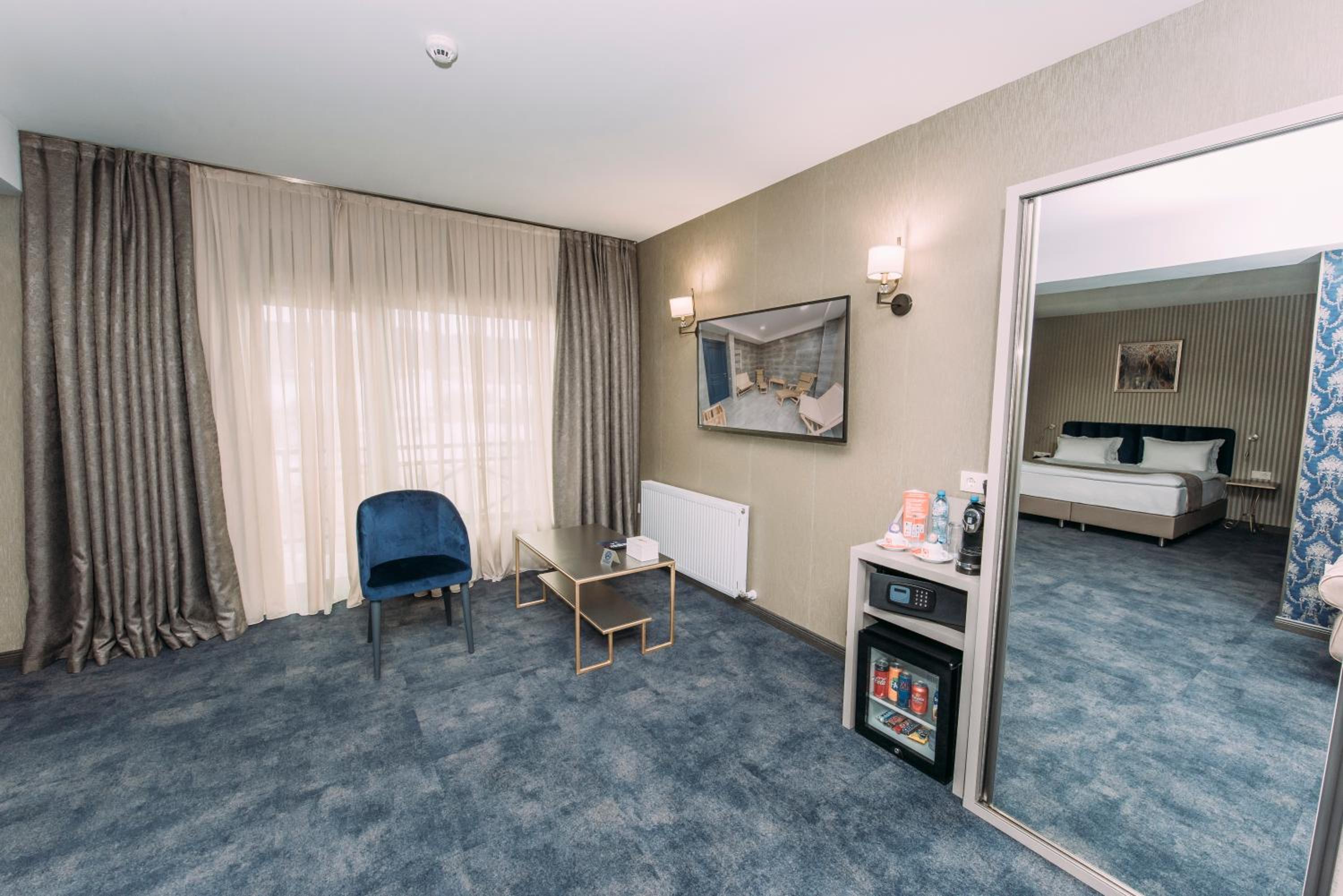 Superior Suite - Photo 9