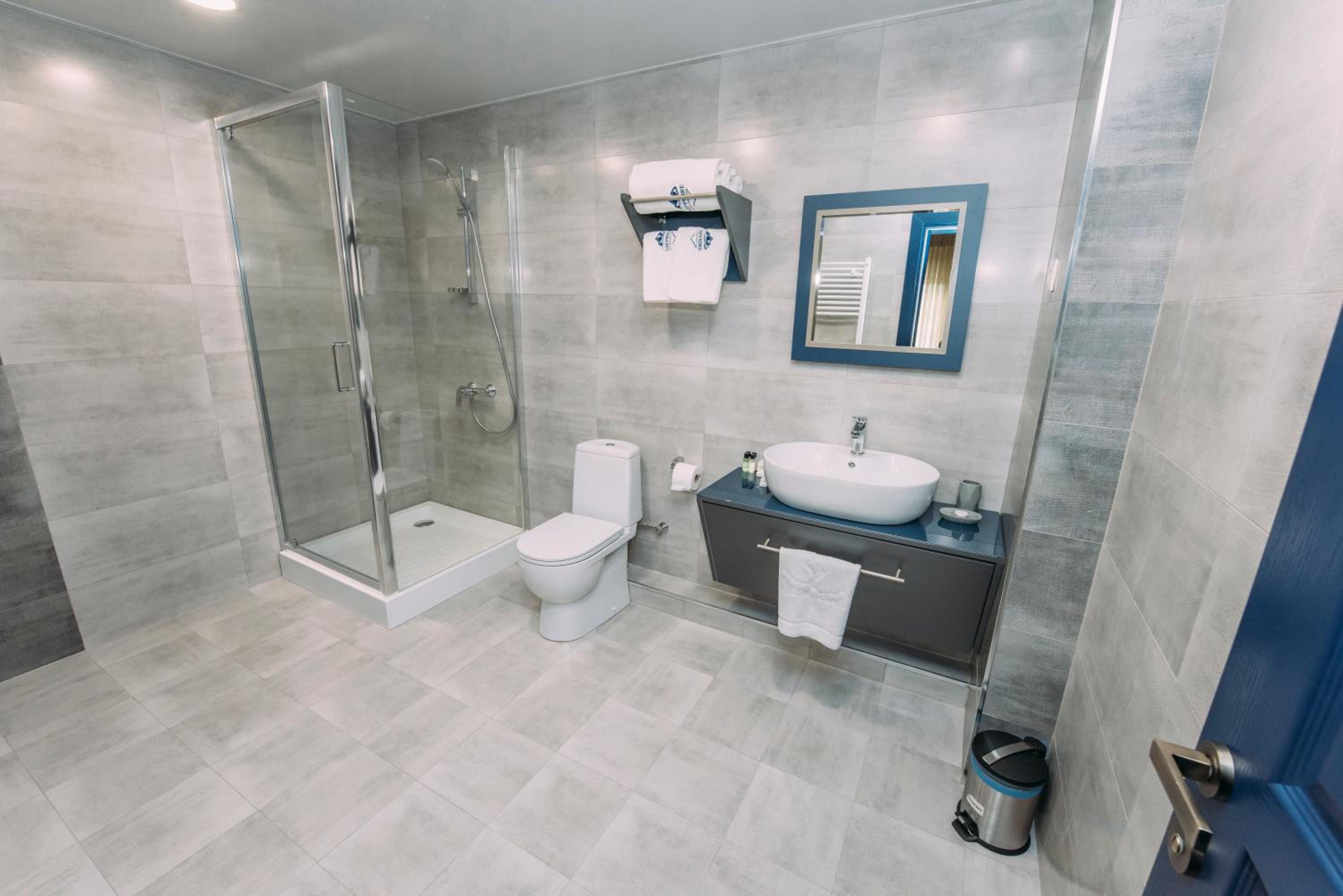 Superior Suite - Photo 15