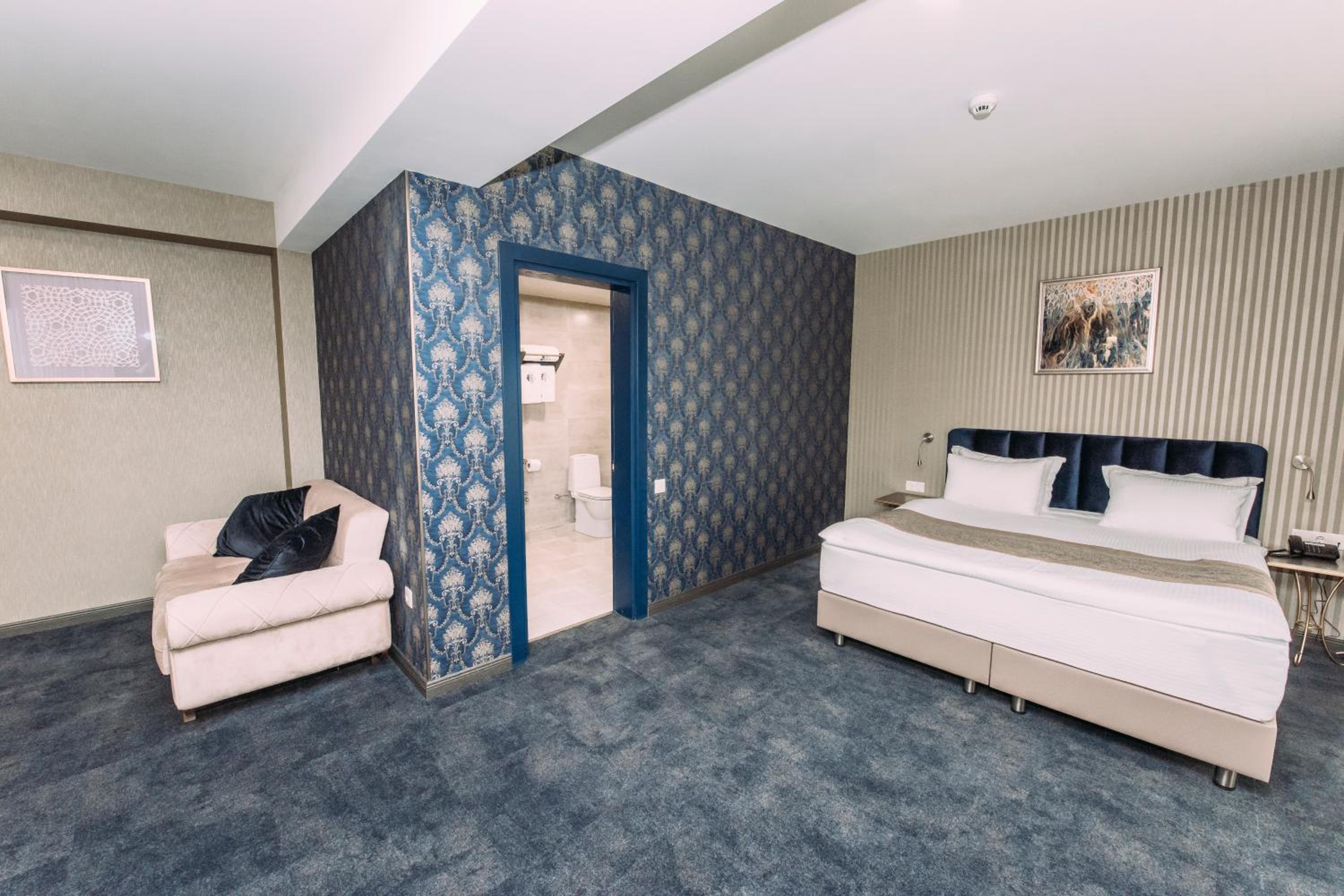 Superior Suite - Photo 20