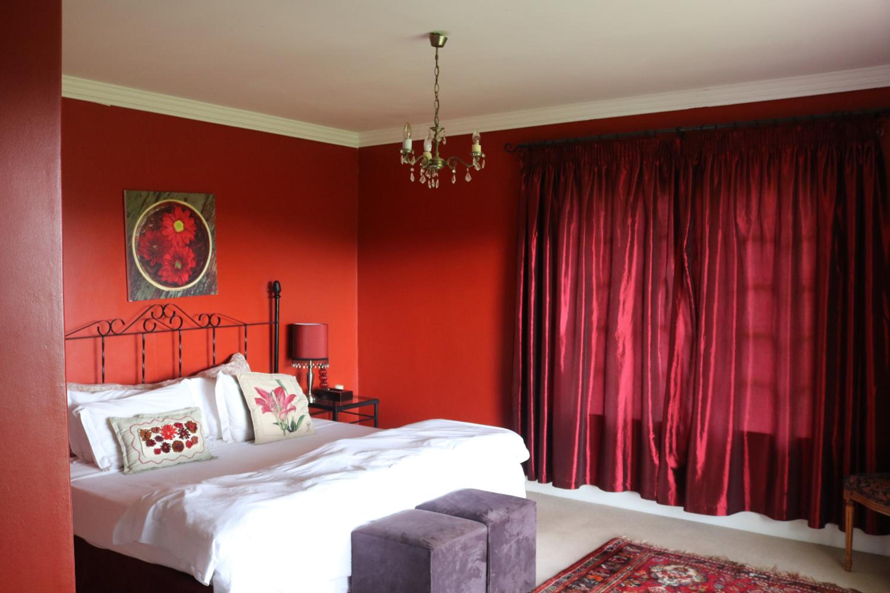 Cottage With Garden View - Red Room photo 2