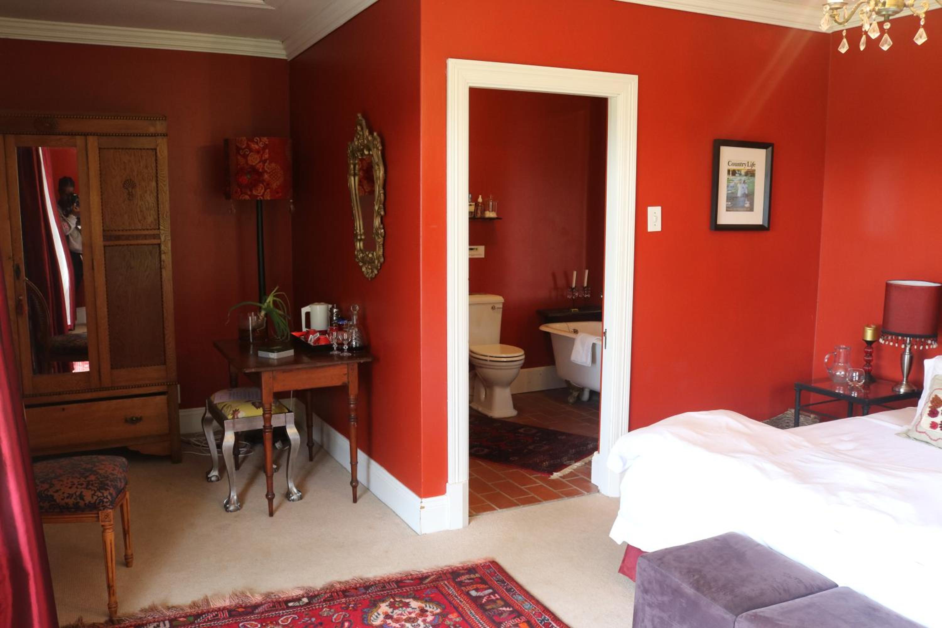 Cottage With Garden View - Red Room photo 3