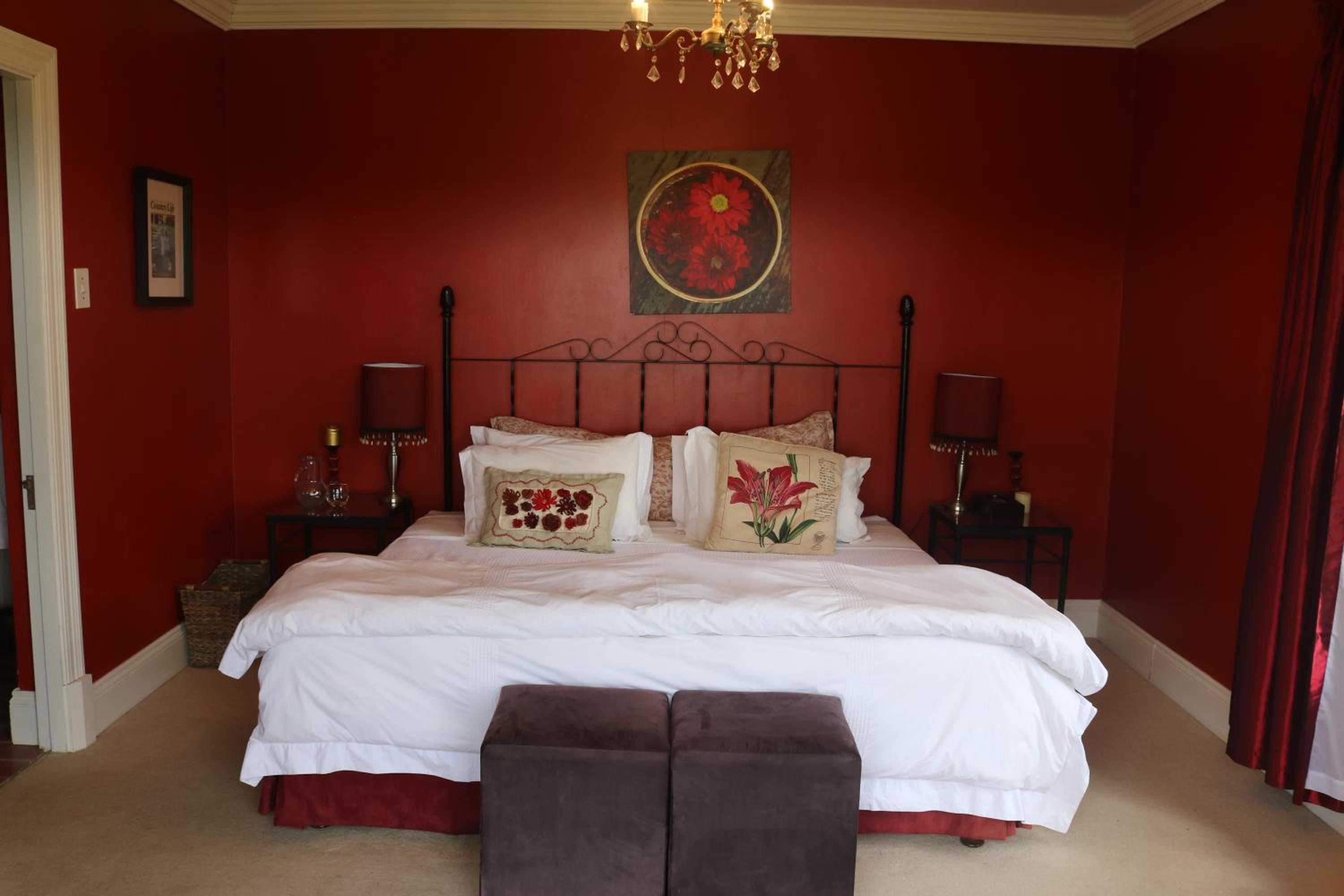 Cottage With Garden View - Red Room photo 1