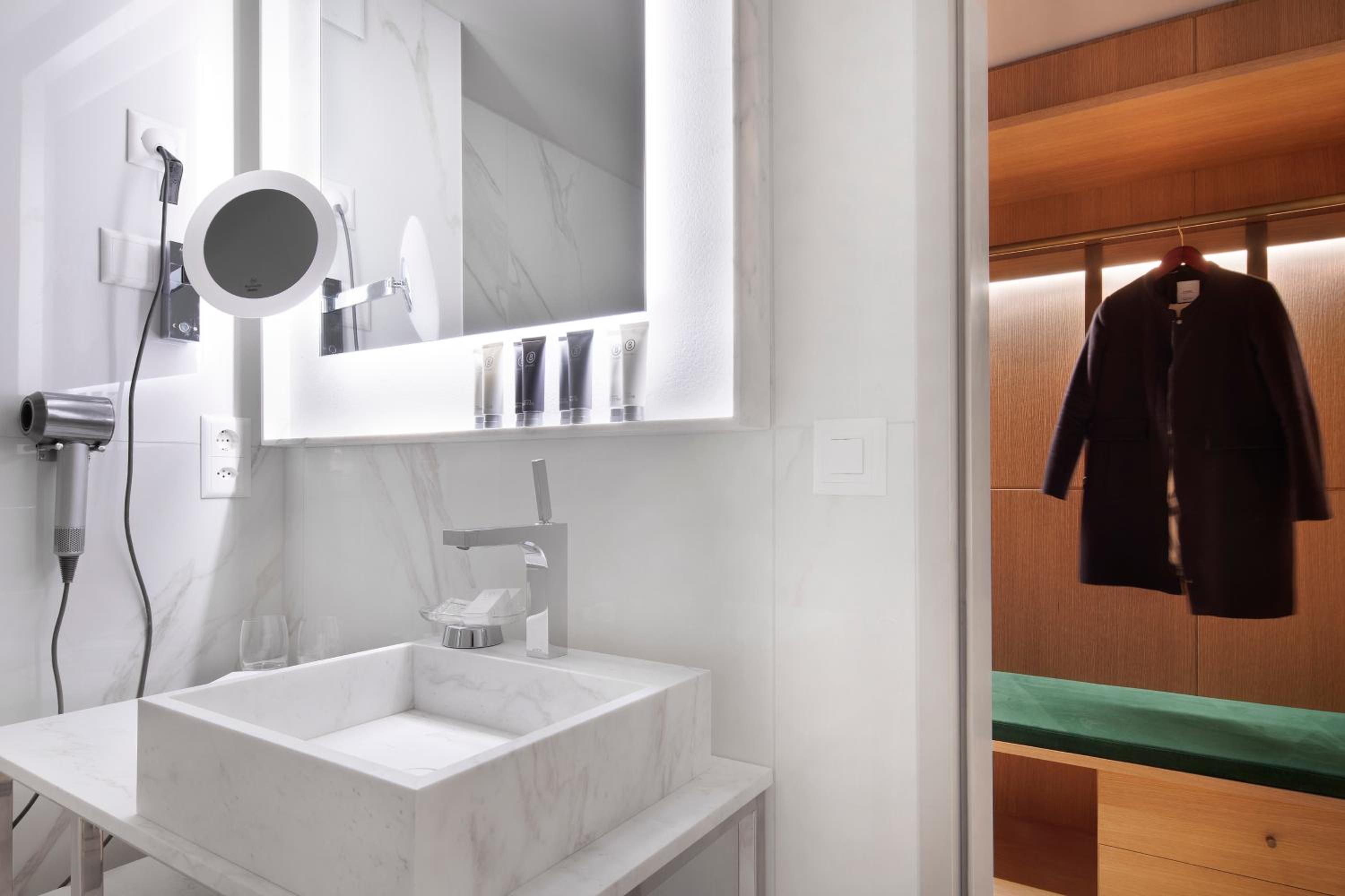 Available room thumbnail 6