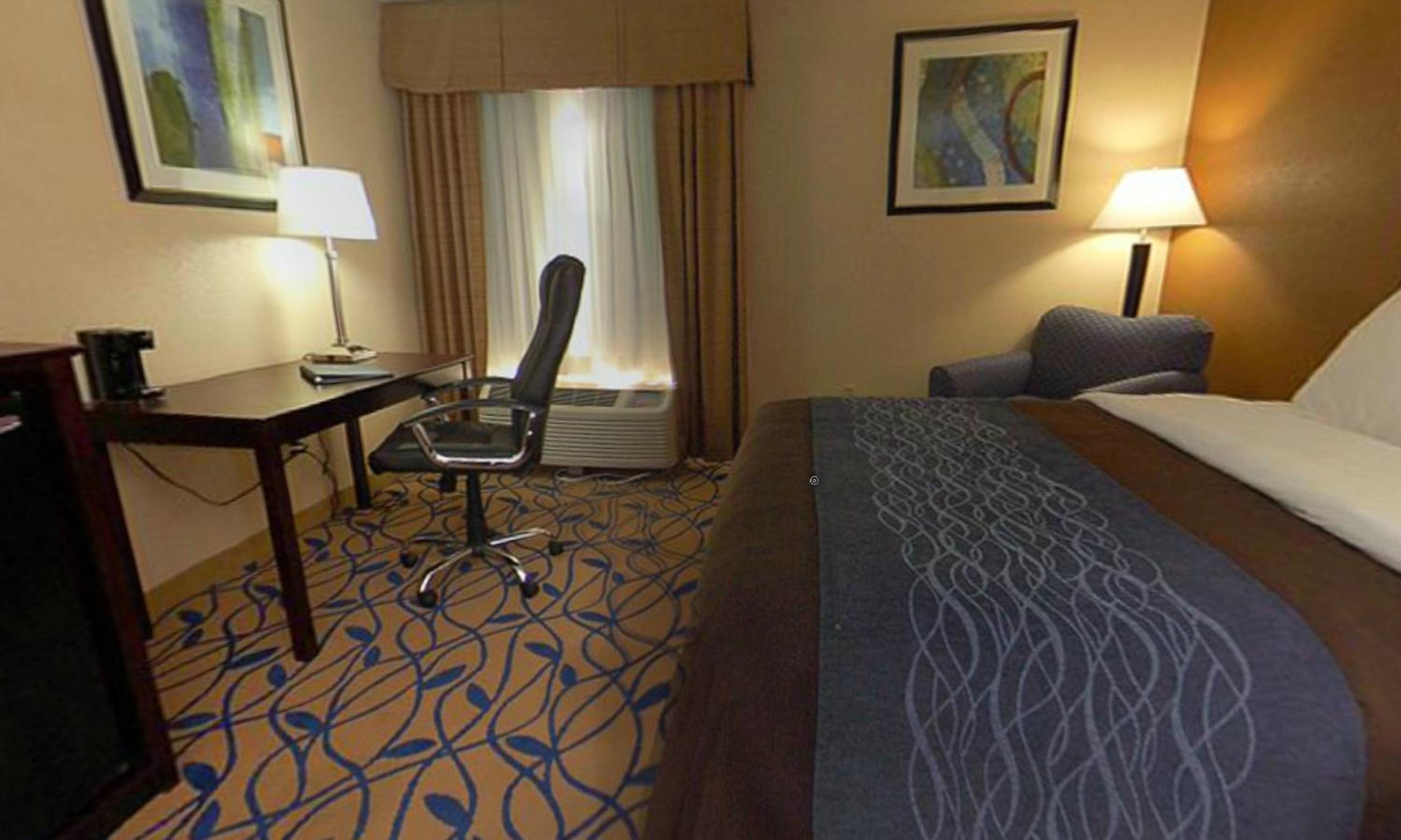 Accessible King Room - Photo 2