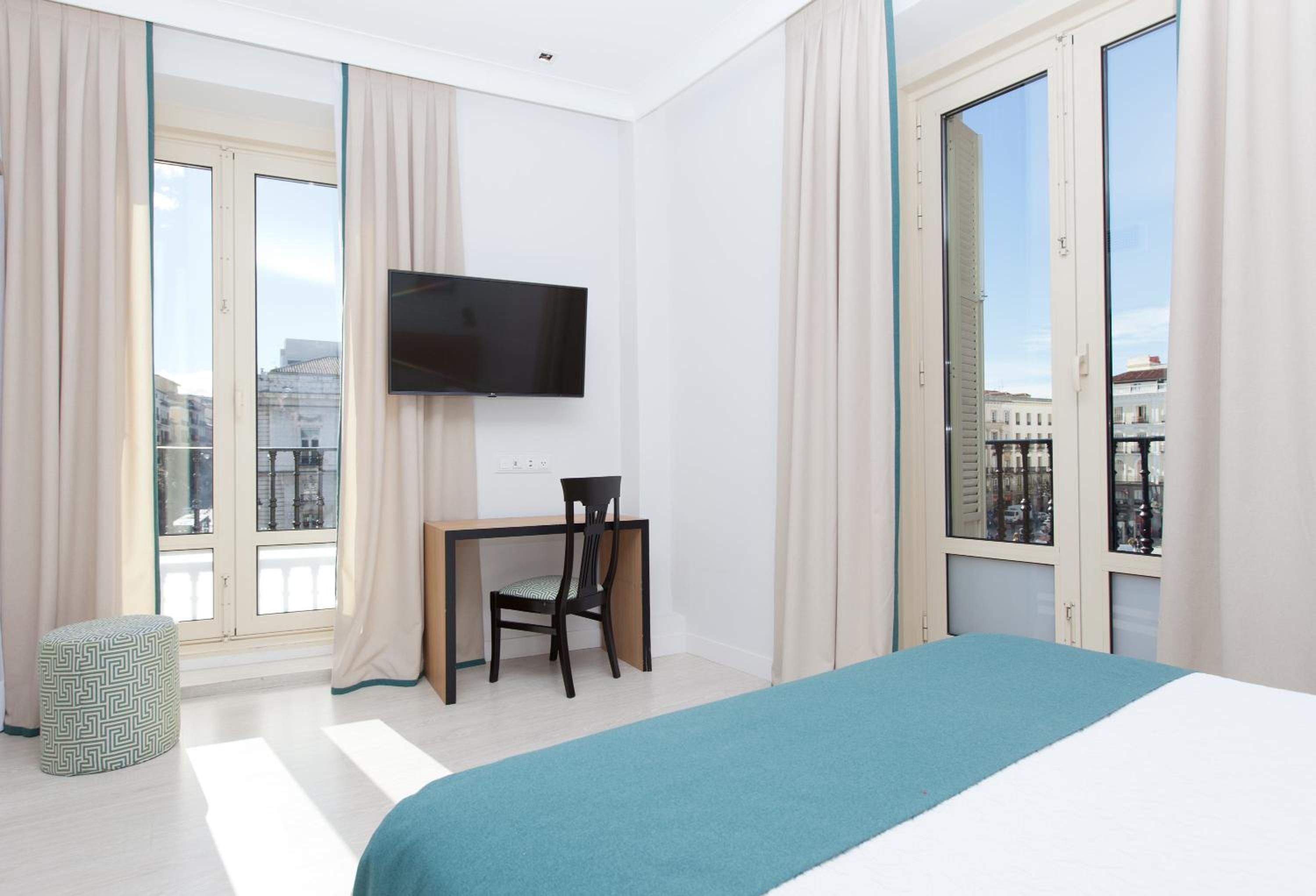 Dos Habitaciones Dobles Conectadas con Vista a Puerta del Sol