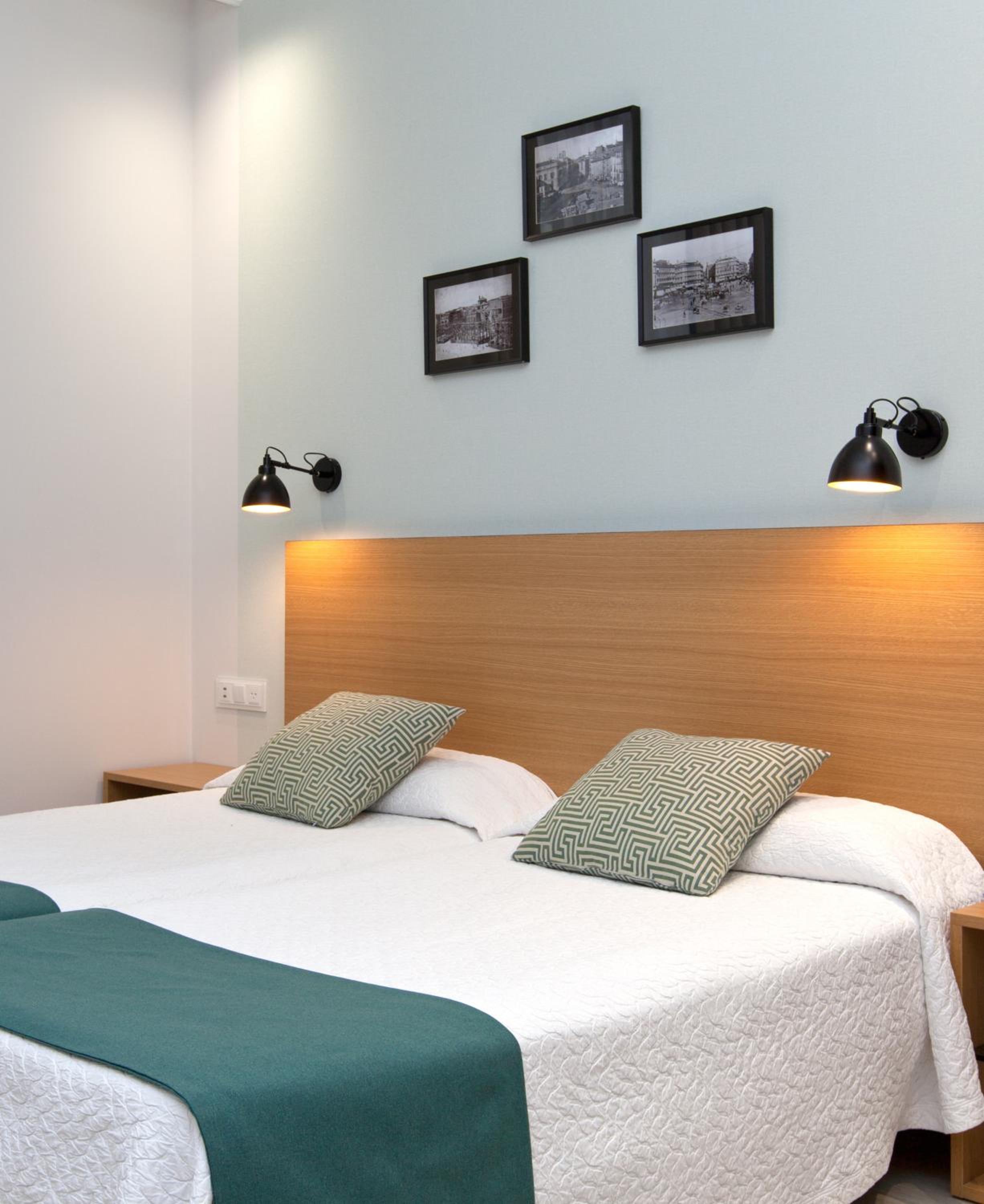 Triple Room with Puerta del Sol Views  photo 3