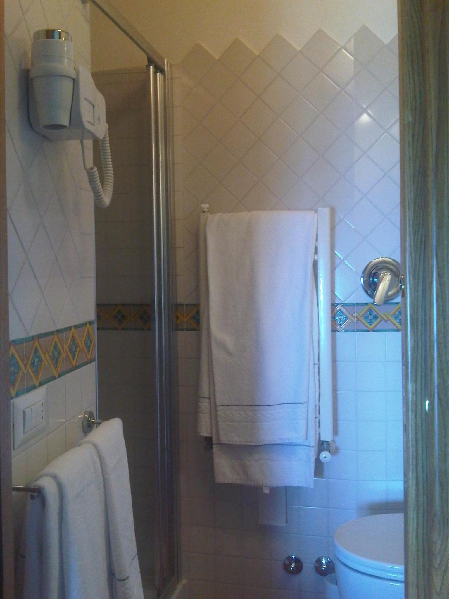 Double or Twin Room with Sea View - Photo 4