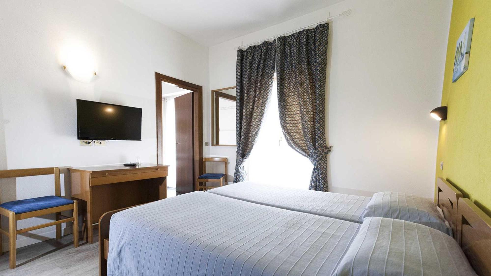 Double or Twin Room with Balcony photo 2
