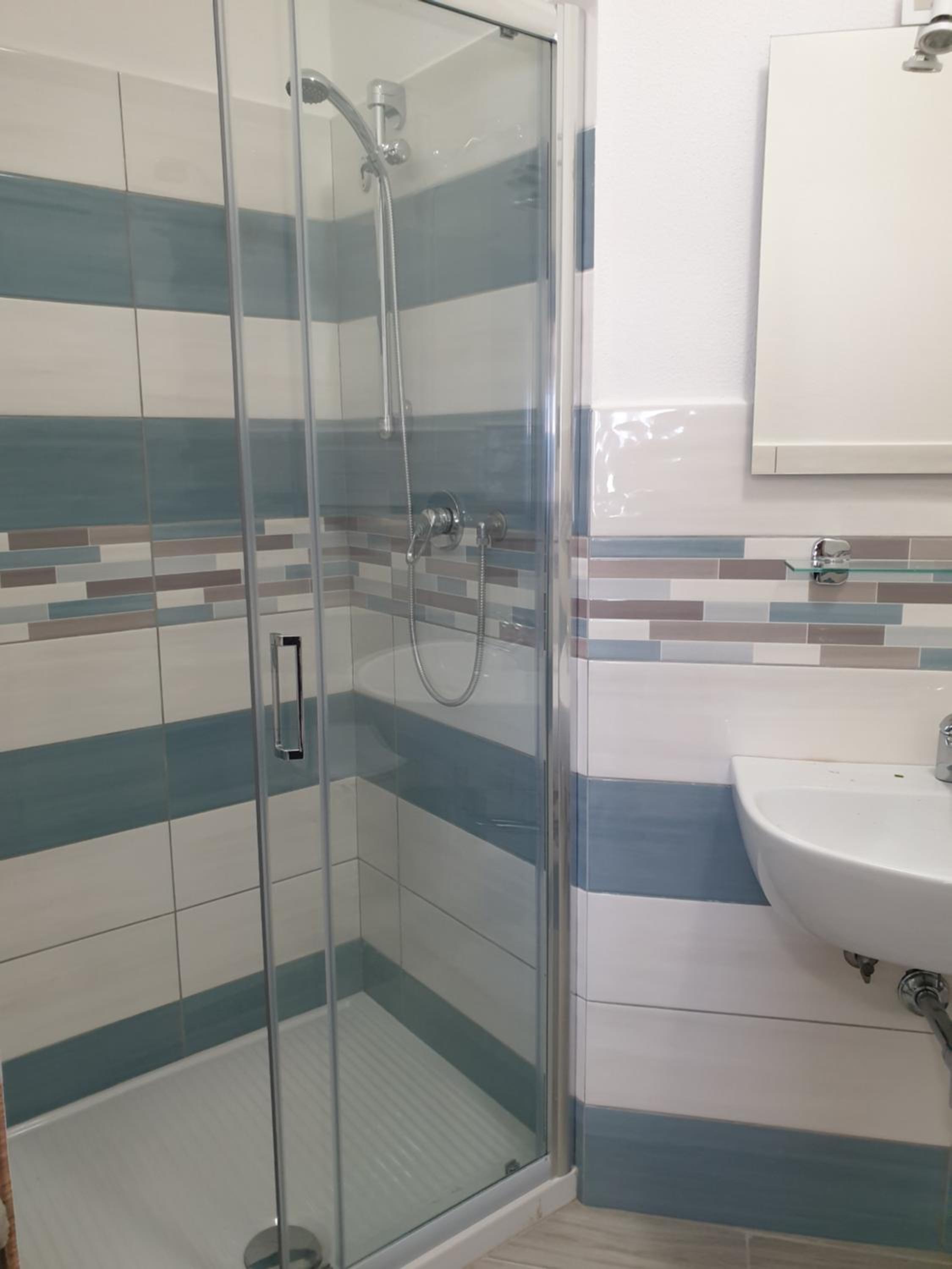 Double or Twin Room with Private Bathroom - Photo 2