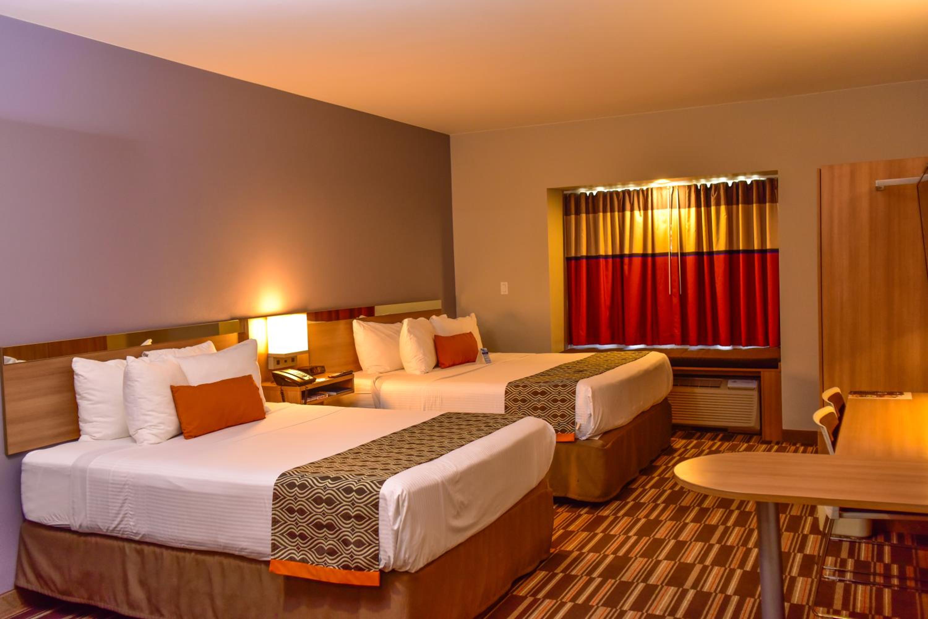 Queen Room with Two Queen Beds - Non-Smoking photo 3