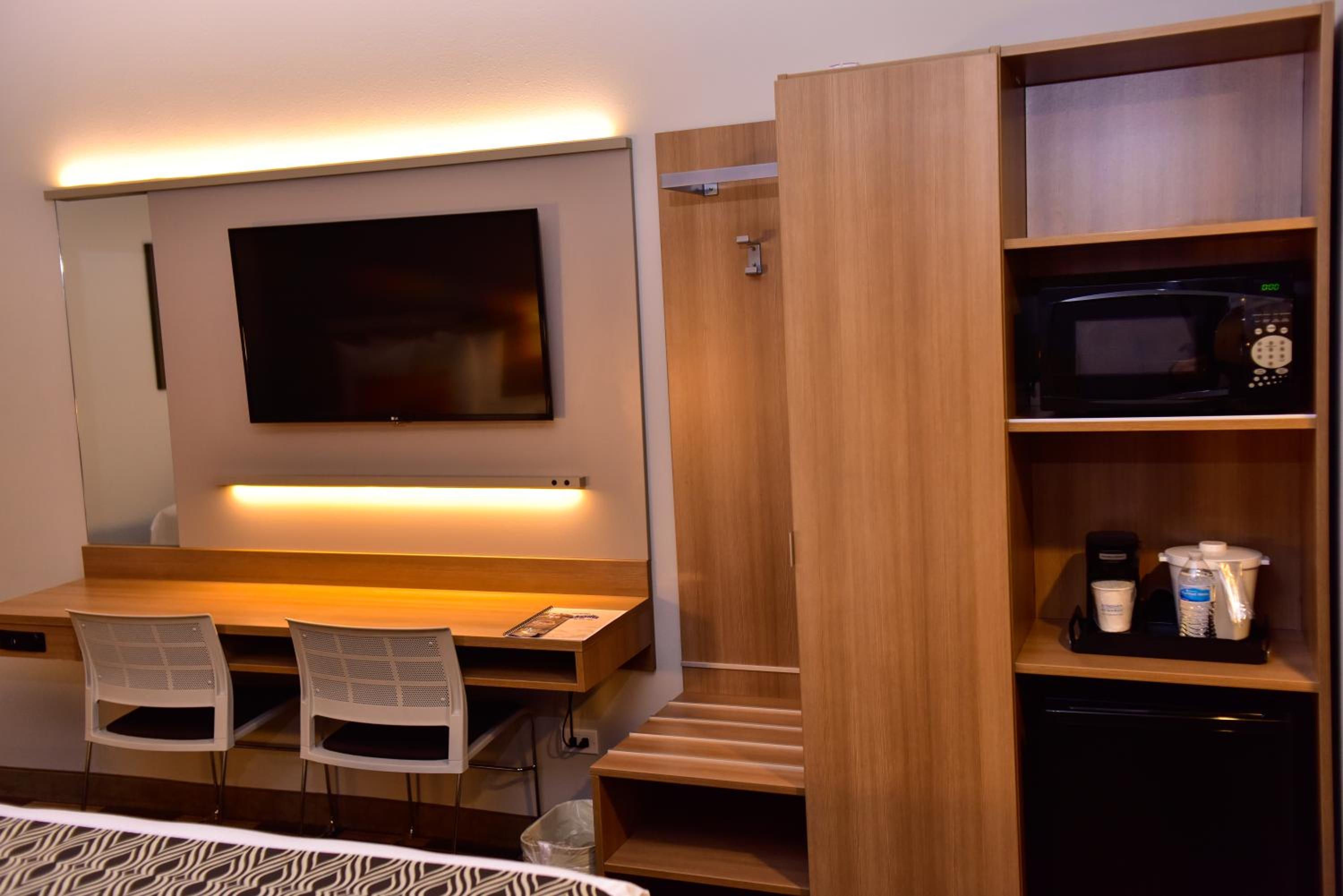 Queen Room with Two Queen Beds - Non-Smoking photo 2
