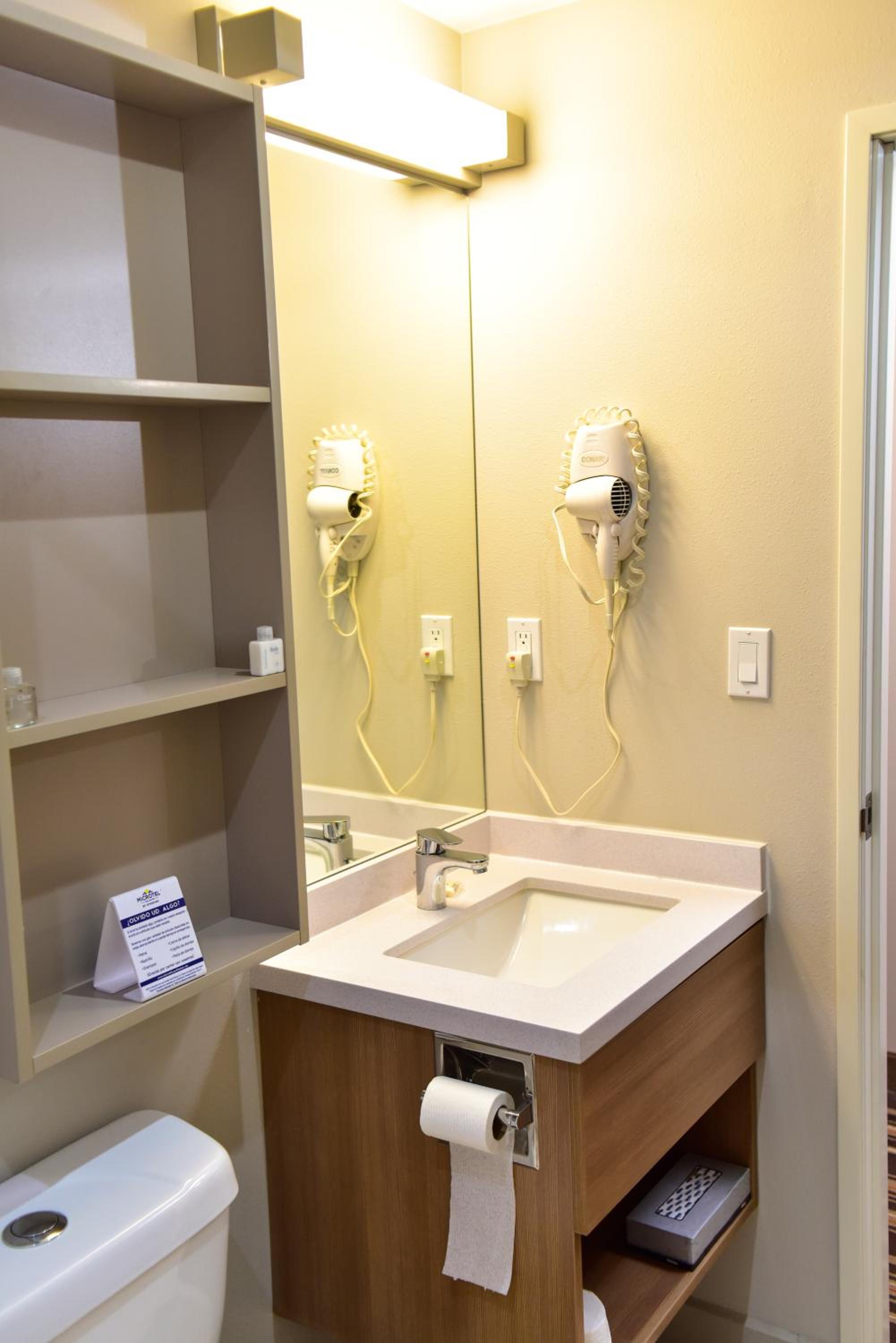 Queen Room - Non-Smoking photo 3
