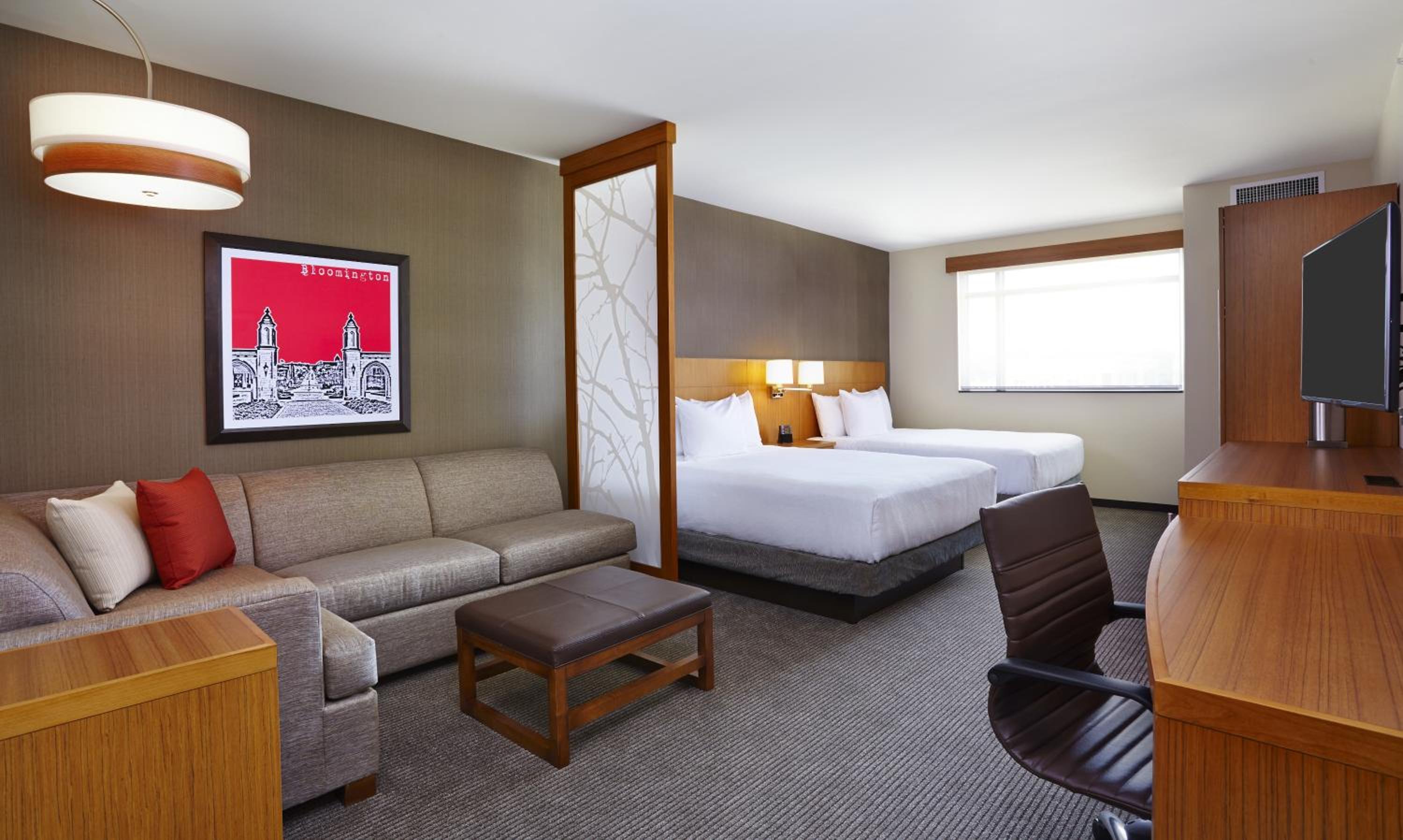 Queen Room with Two Queen Beds and Sofa Bed photo 2