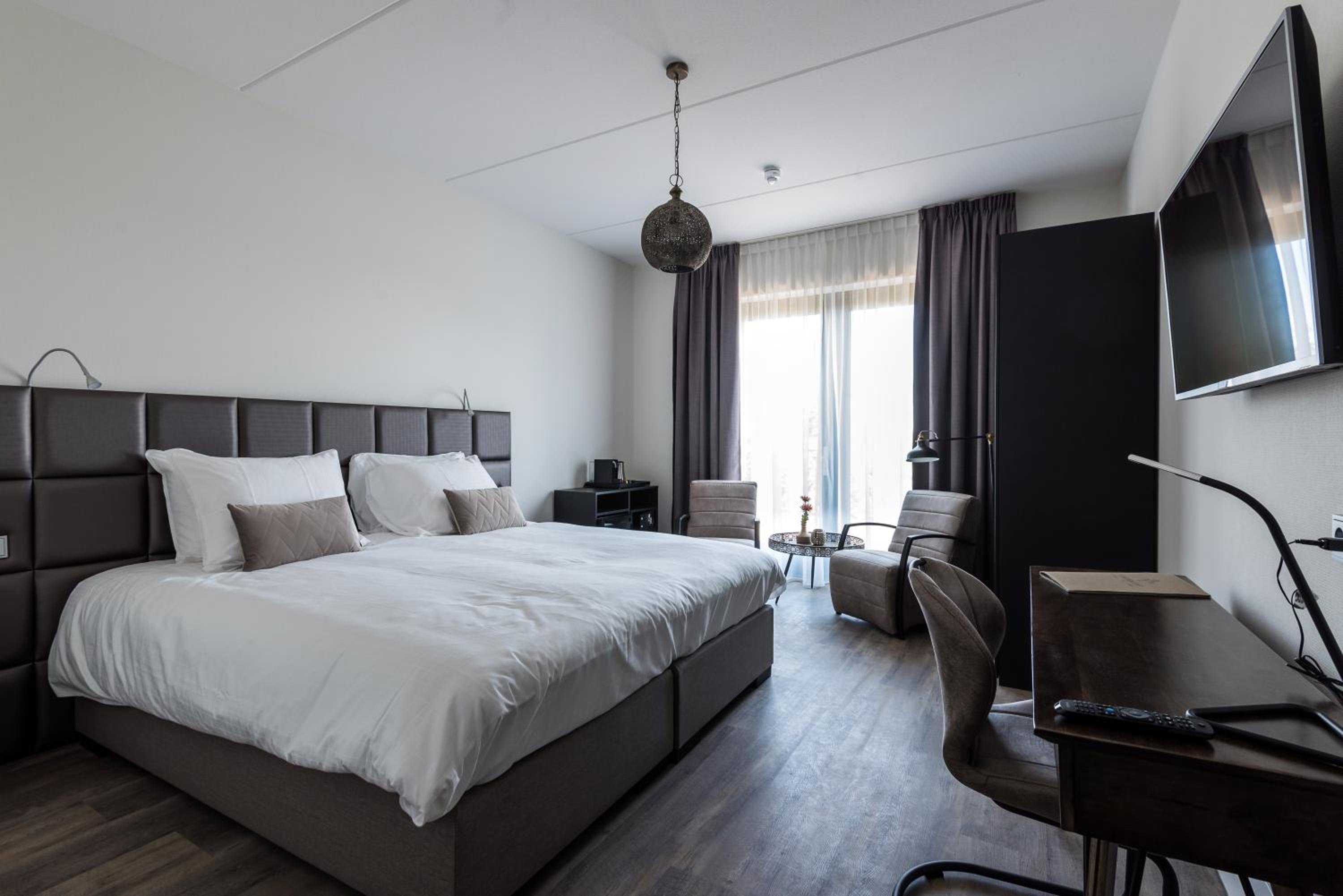 King Room with Balcony - Photo 6
