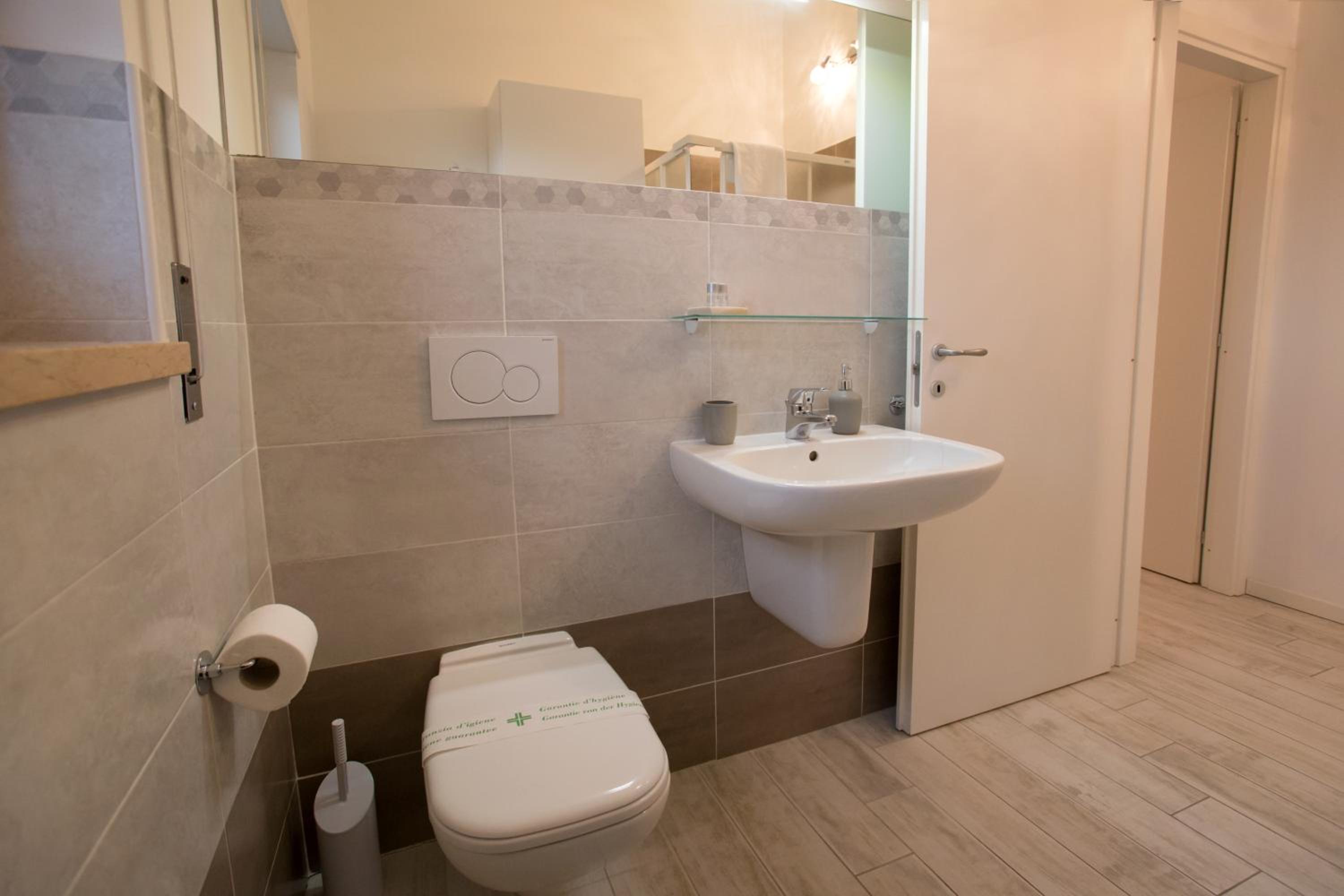 One-Bedroom Apartment - Photo 2