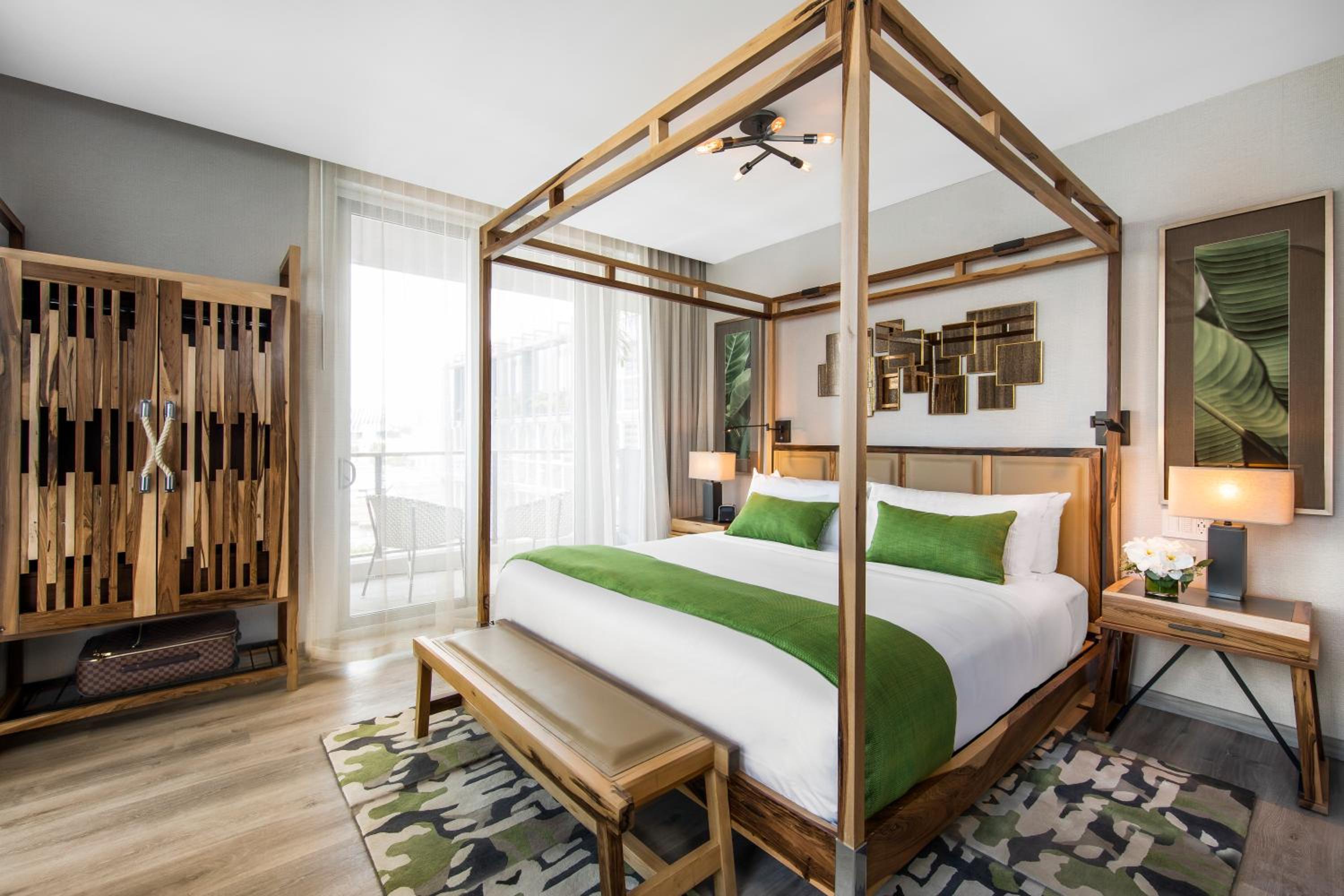 King Room with Balcony - Photo 5